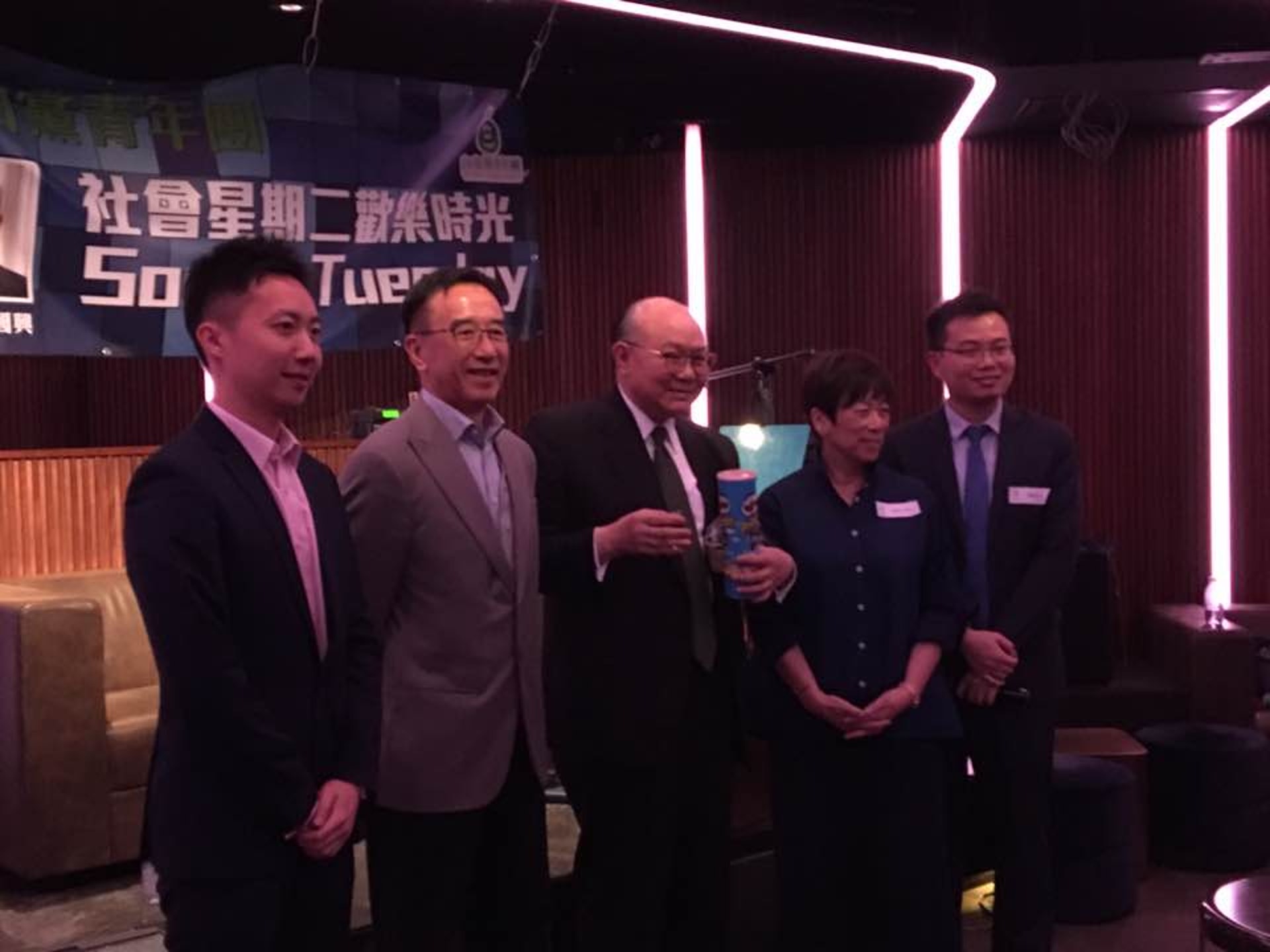 胡國興獲贈薯片、葡萄和寓意「好打得」的烈酒,但不肯評論最喜歡哪樣。(陳嘉洛攝) 胡國興獲贈薯片、葡萄和寓意「好打得」的烈酒,但不肯評論最喜歡哪樣。(陳嘉洛攝)