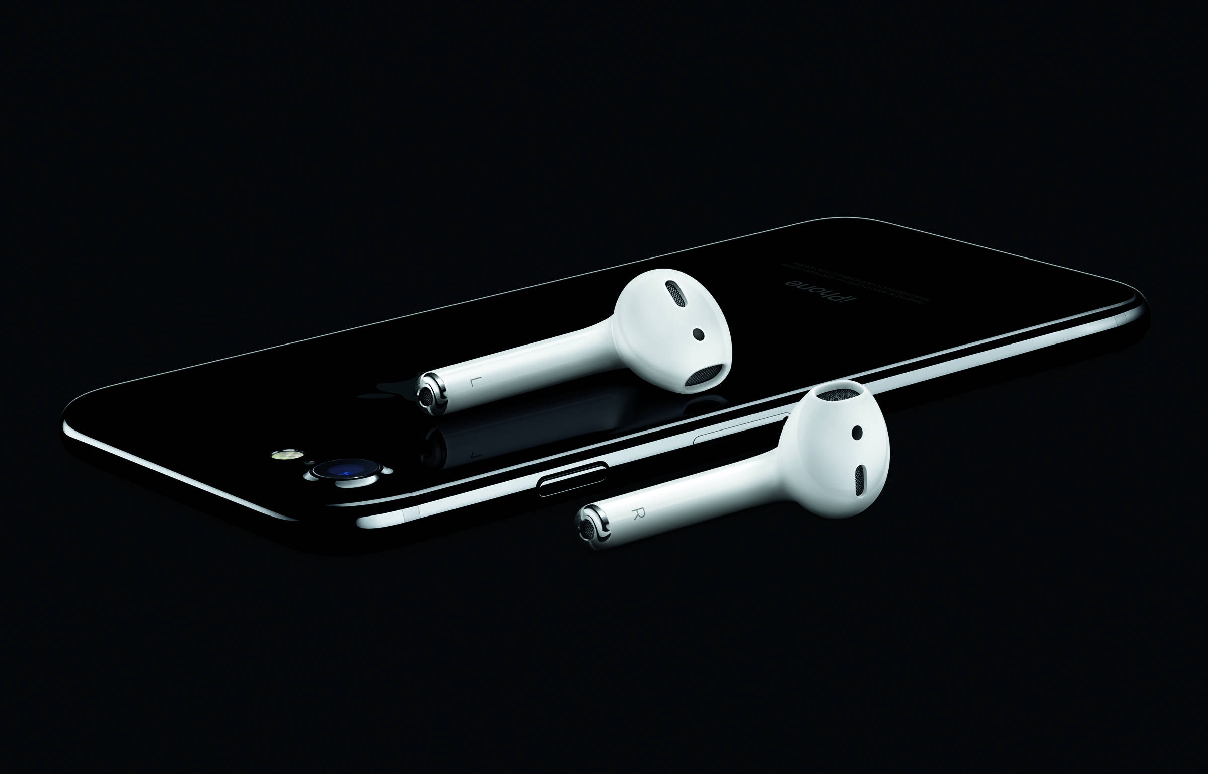 為配合iPhone 7系列取消3.5mm耳機的設計，Apple首次以自家品牌，推出真無線藍牙耳機AirPods。（Apple）
