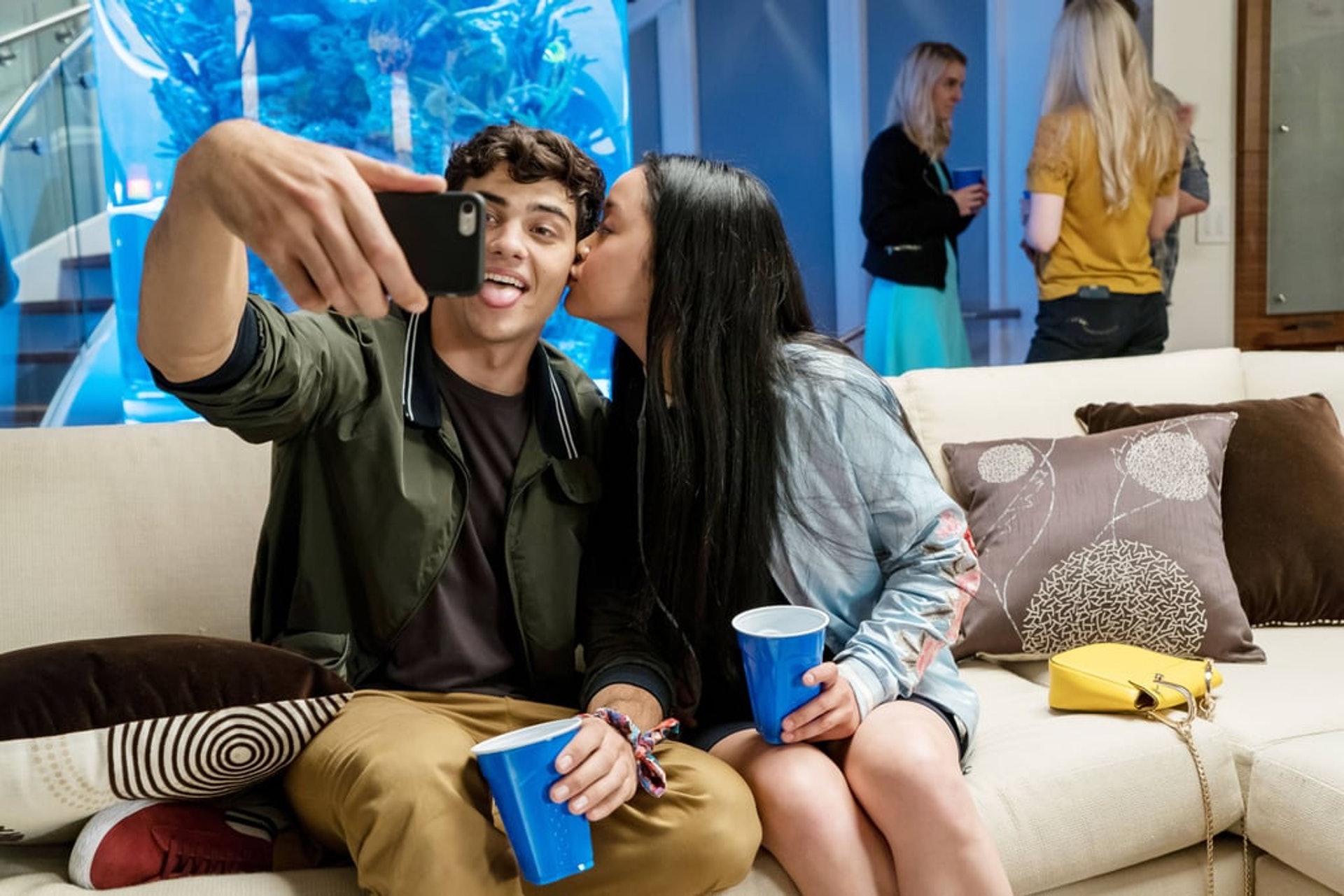 玩交友App得來數之不盡的約會對象真是好事 ?(《To All the Boys I've Loved Before》劇照) 玩交友App得來數之不盡的約會對象真是好事 ?(《To All the Boys I've Loved Before》劇照)