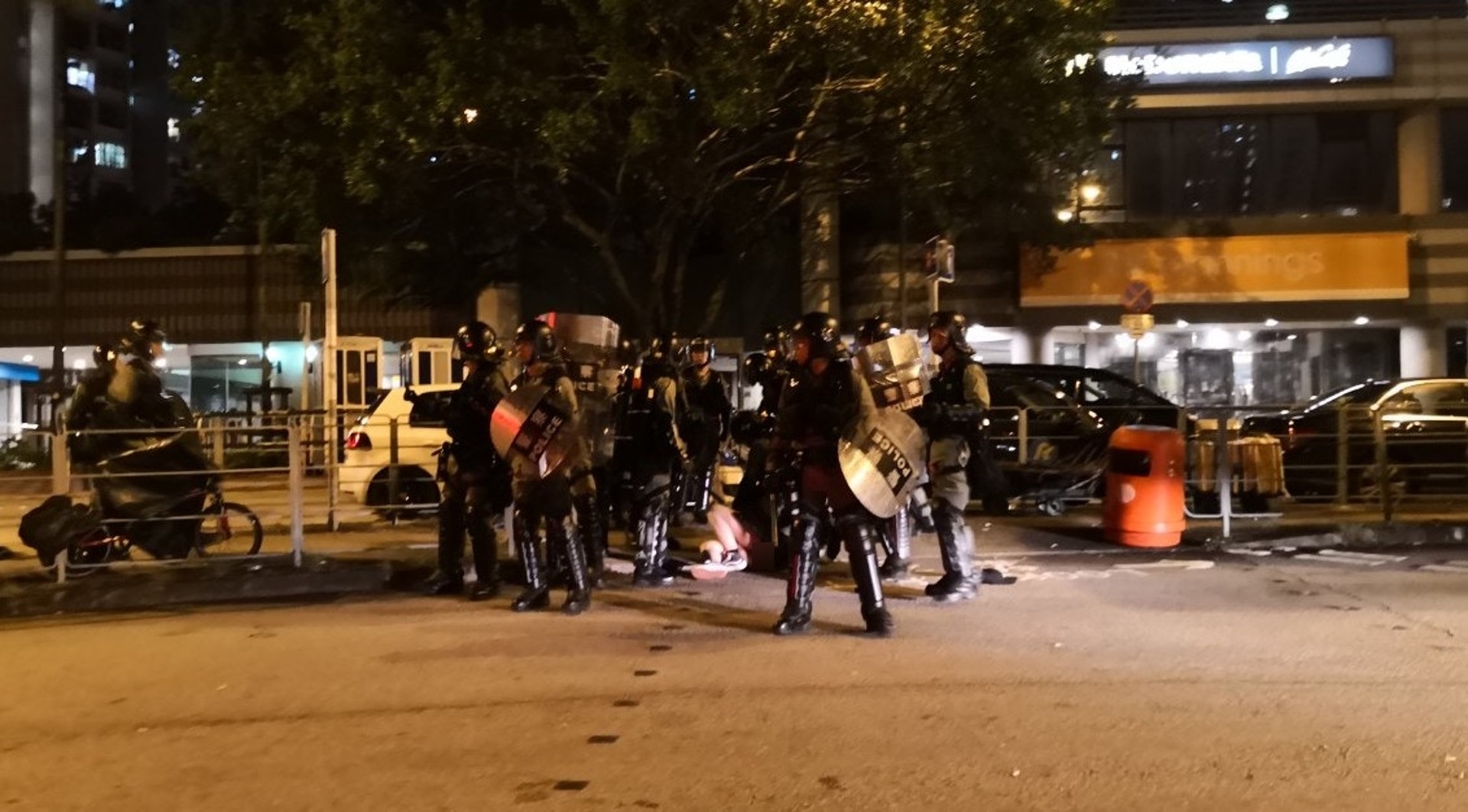 前晚防暴警在天水圍警署外,粗暴將一名少女制服至內褲鬆脫。(資料圖片) 前晚防暴警在天水圍警署外,粗暴將一名少女制服至內褲鬆脫。(資料圖片)
