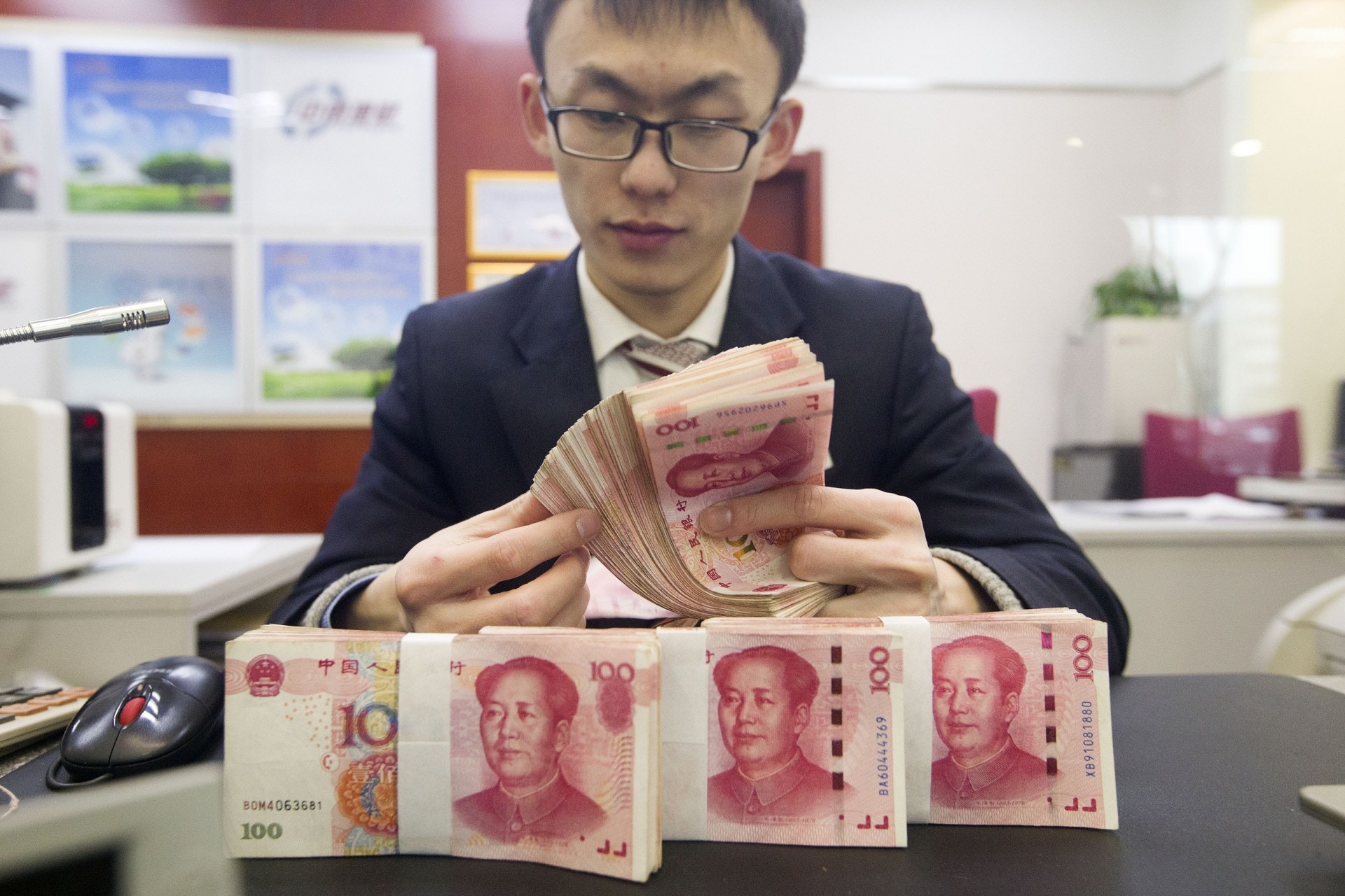 人民幣走勢】中間價下調313點子見6.9996 離岸價企7.07水平