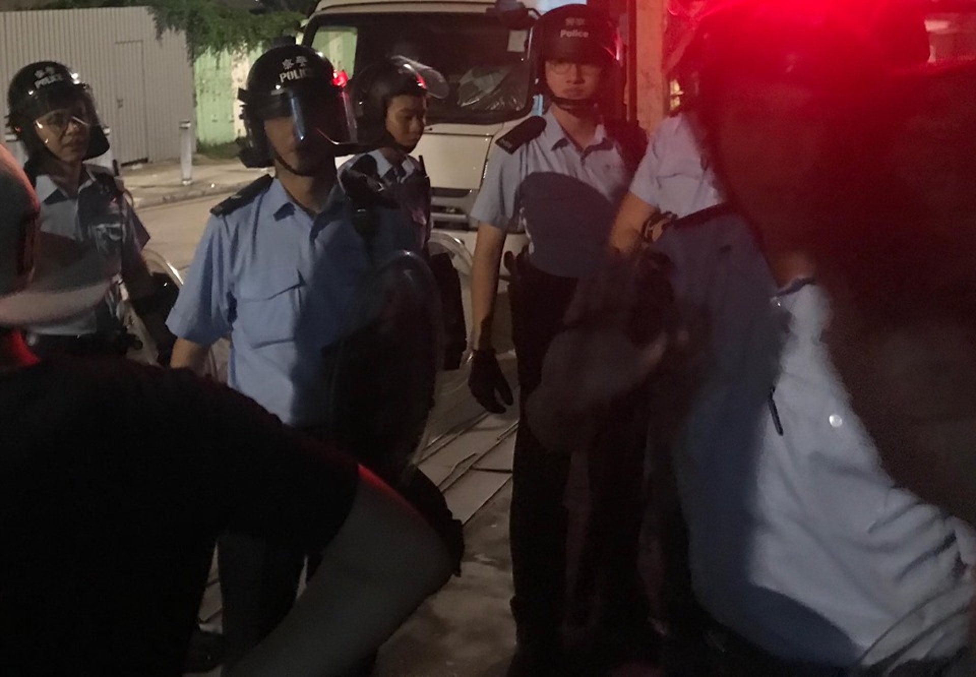 貓義工於葵涌區地盤餵貓遭防暴警察截查,稱接市民報案有人偷竊。(受訪者提供) 貓義工於葵涌區地盤餵貓遭防暴警察截查,稱接市民報案有人偷竊。(受訪者提供)
