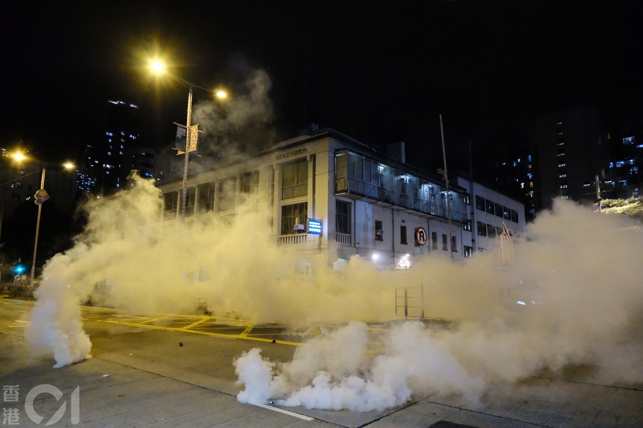 警方在深水埗警署附近多次施放催淚煙。(歐嘉樂攝) 警方在深水埗警署附近多次施放催淚煙。(歐嘉樂攝)