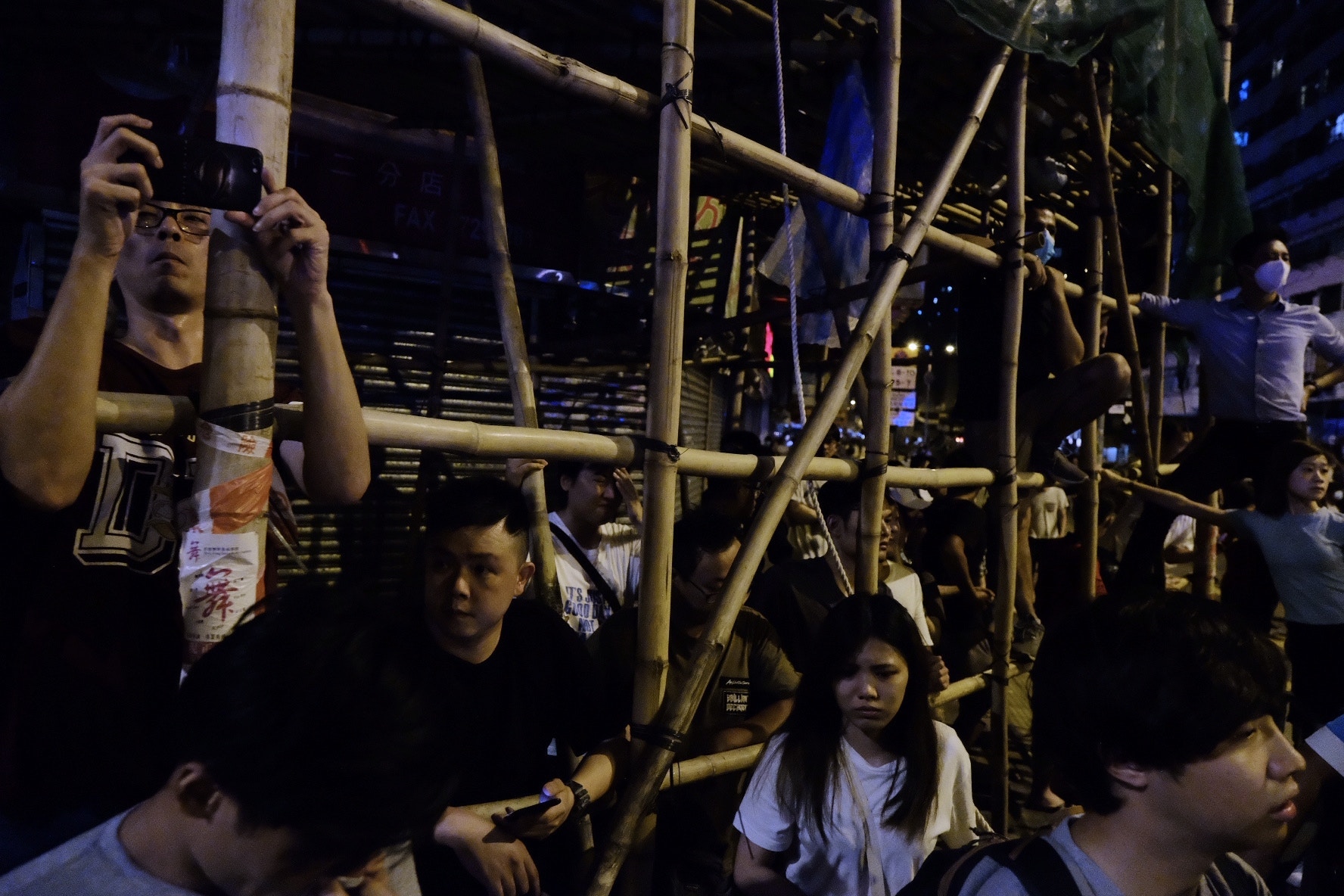 催淚煙波及附近居民。(歐嘉樂攝) 催淚煙波及附近居民。(歐嘉樂攝)