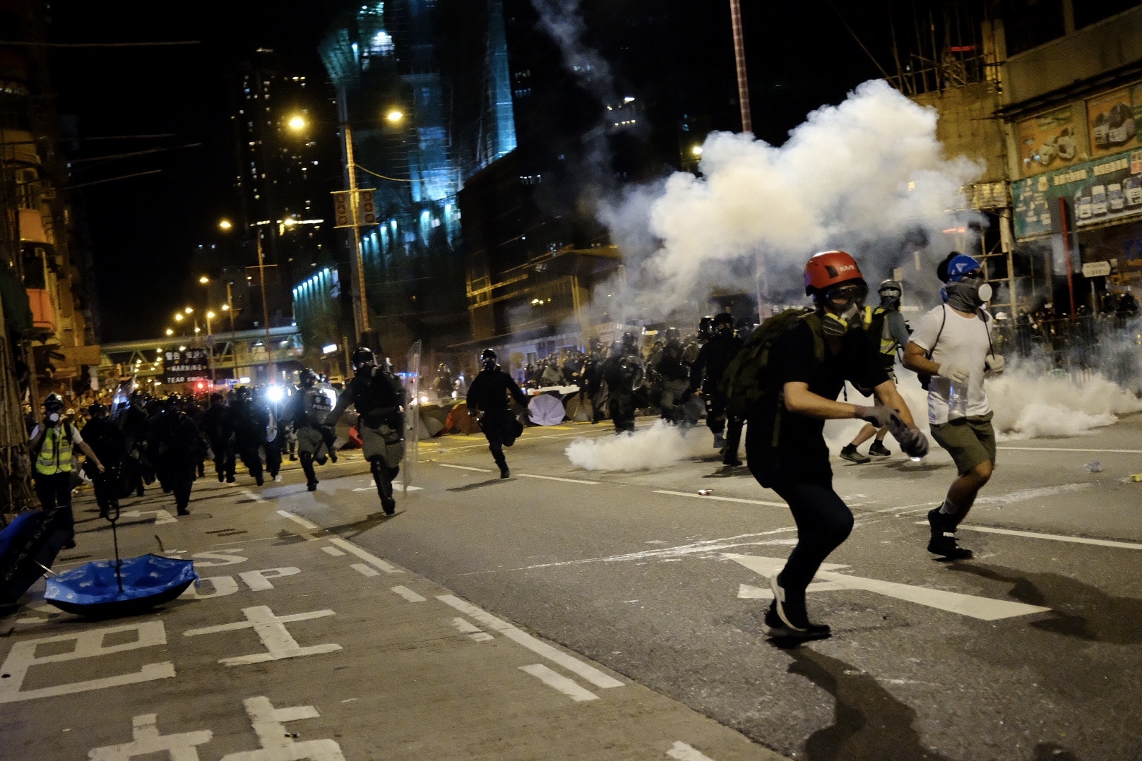 警方多次發射催淚彈。(歐嘉樂攝) 警方多次發射催淚彈。(歐嘉樂攝)