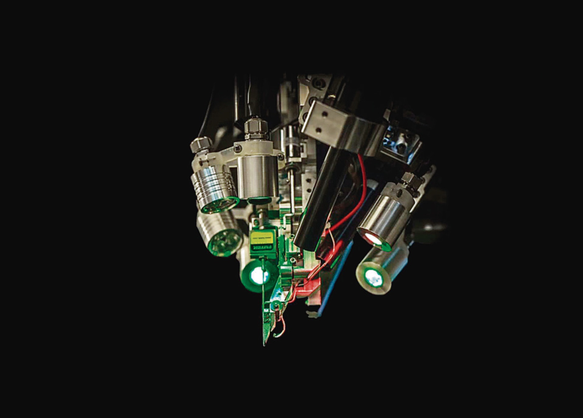 Neuralink還特別設計了一台貌似顯微鏡與衣車混合的機器,用來植入腦機介面電極和感應器。(Neuralink)