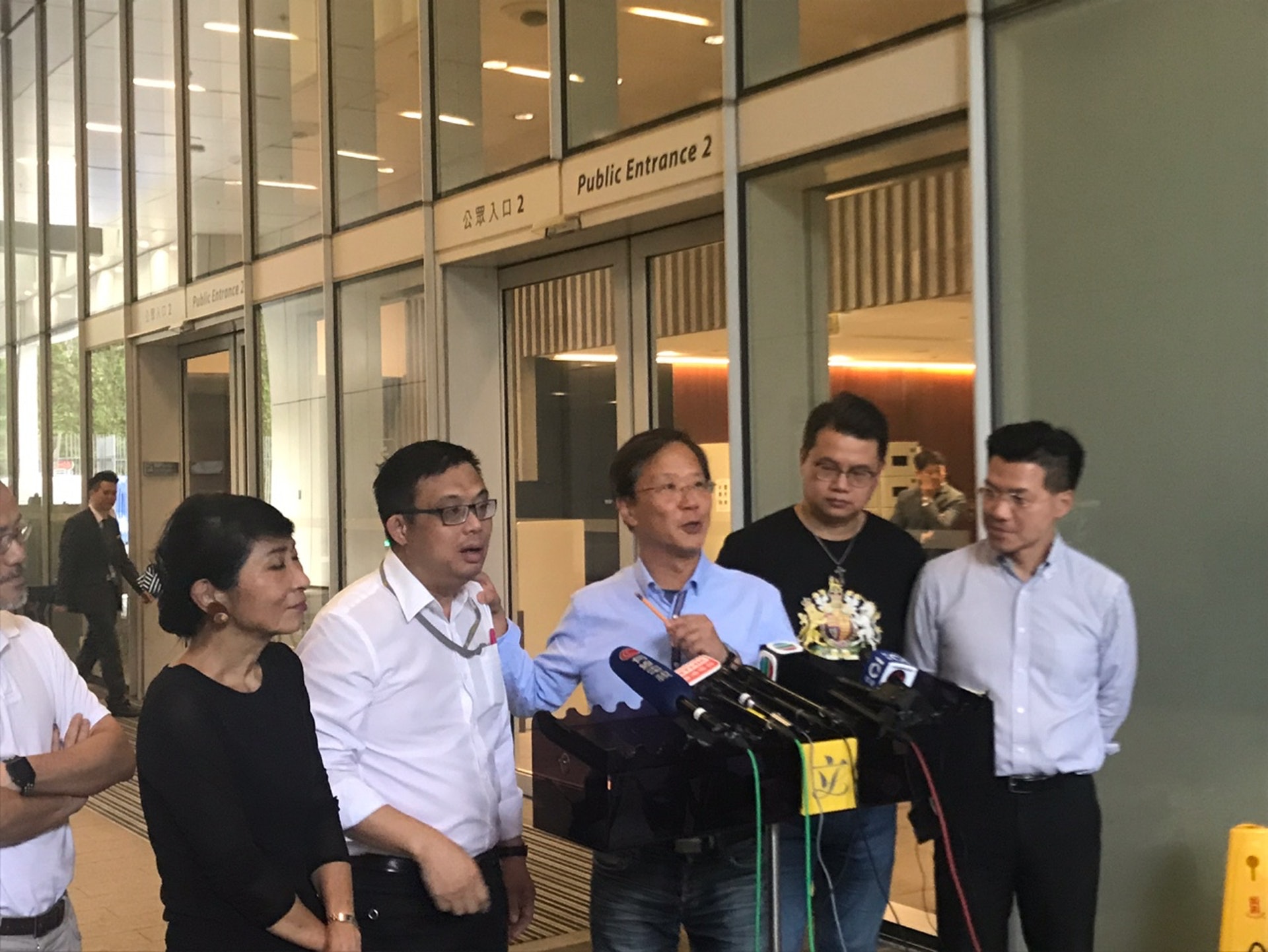 郭家麒表示,醫生用作粉碎腎石的鐳射,威力是市面上買到的鐳射筆的約1000倍。(莊恭南攝) 郭家麒表示,醫生用作粉碎腎石的鐳射,威力是市面上買到的鐳射筆的約1000倍。(莊恭南攝)