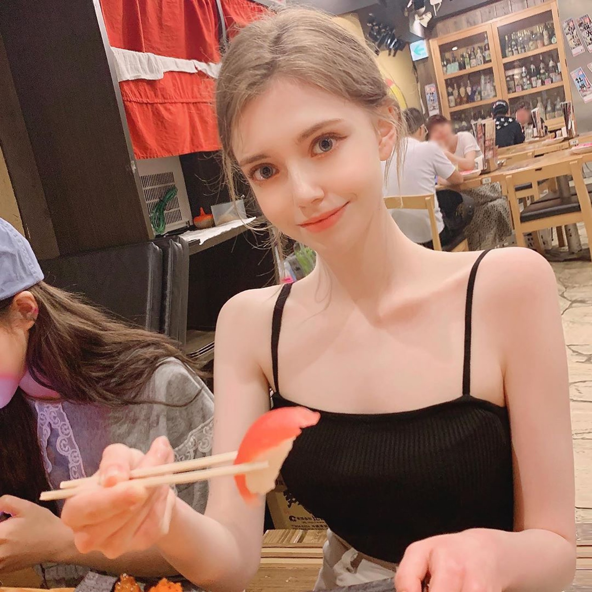 Chloe雖然只有1.66米高,但纖細身形令她有視覺上有高挑的感覺。(ig「chuu__chloe」圖片) Chloe雖然只有1.66米高,但纖細身形令她有視覺上有高挑的感覺。(ig「chuu__chloe」圖片)