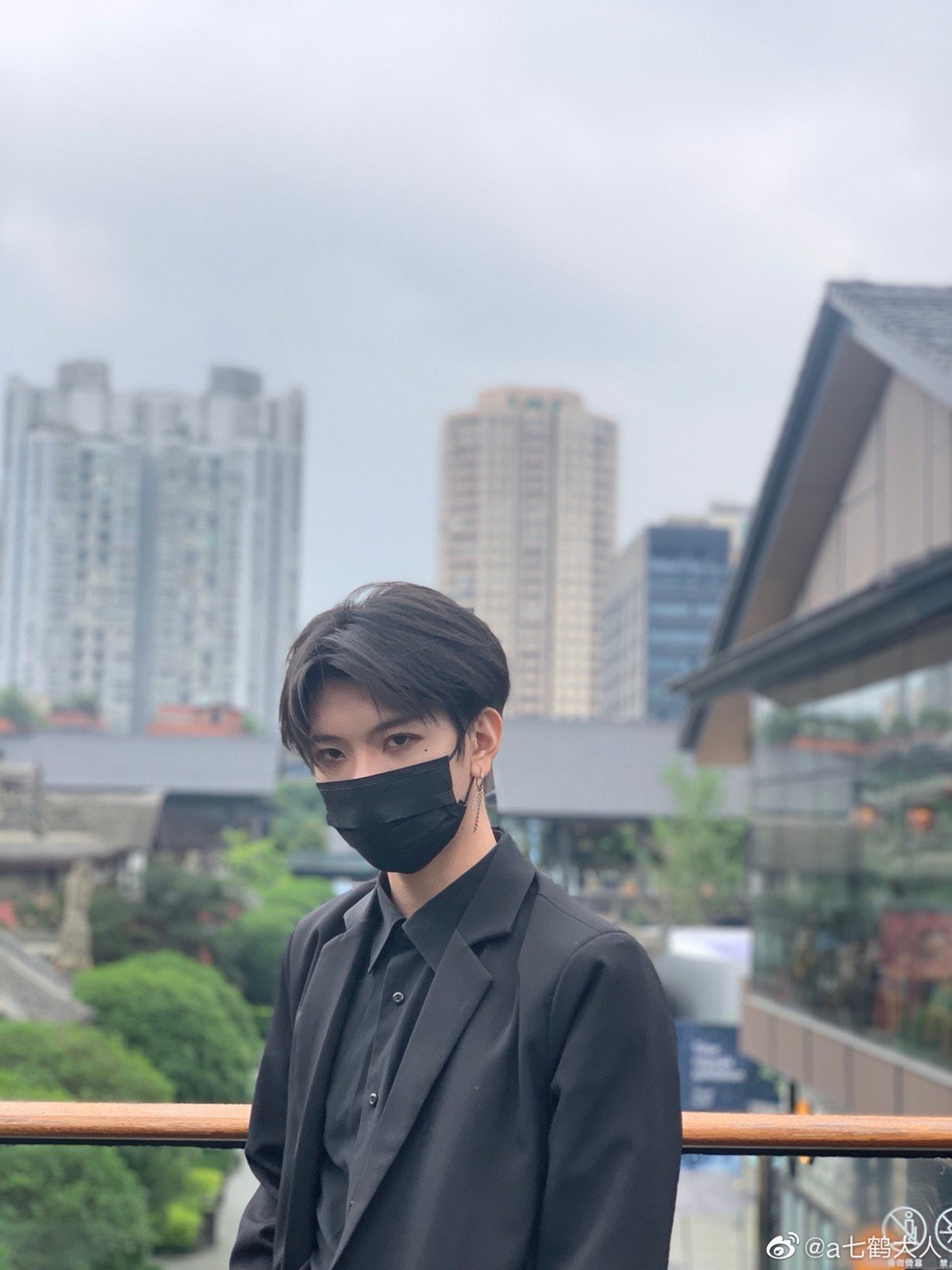 他經常戴黑色口罩示人。(微博圖片:@a七鶴大人) 他經常戴黑色口罩示人。(微博圖片:@a七鶴大人)