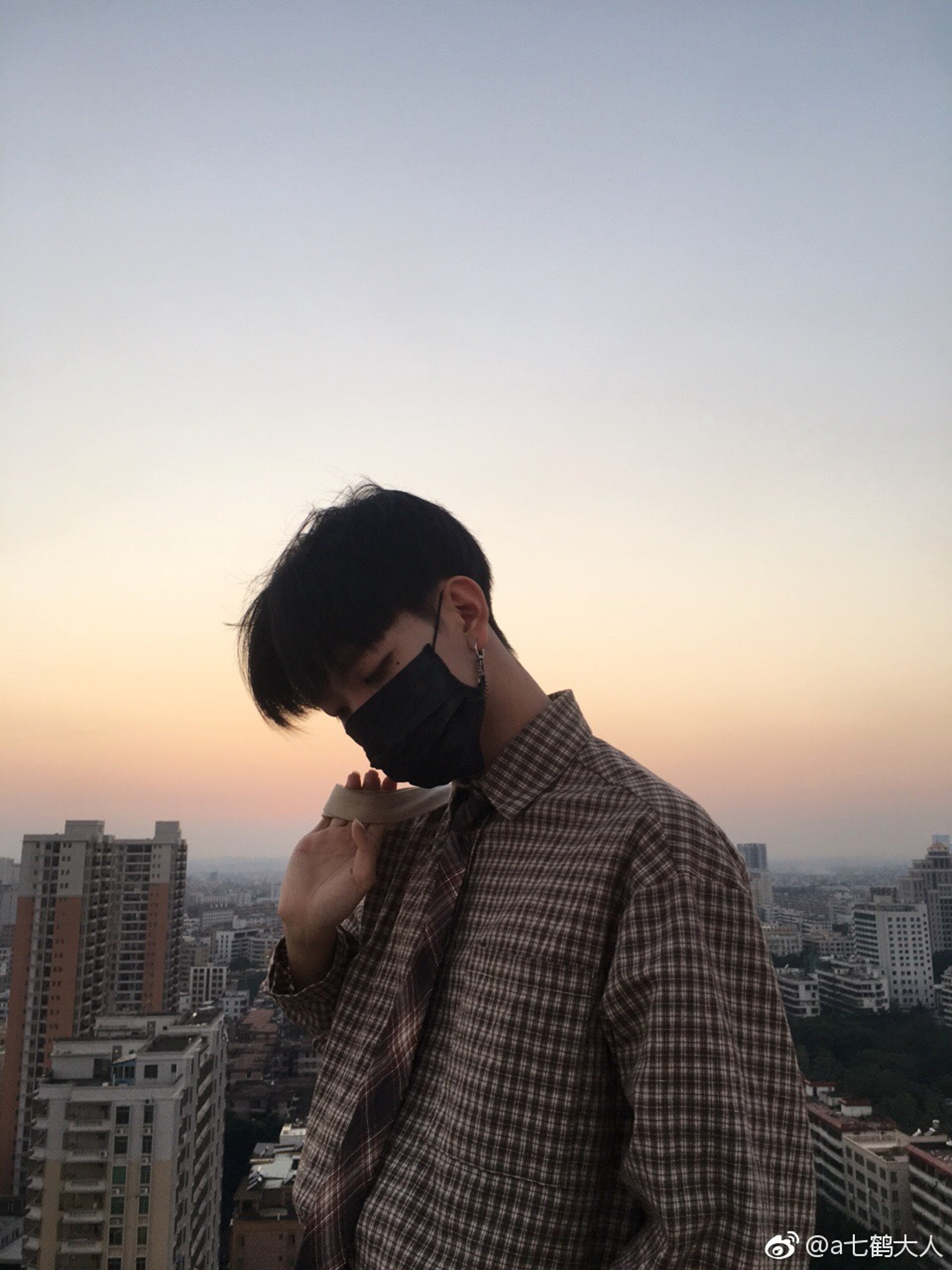 七鶴大人平時經常戴黑色口罩示人。(微博圖片:@a七鶴大人) 七鶴大人平時經常戴黑色口罩示人。(微博圖片:@a七鶴大人)