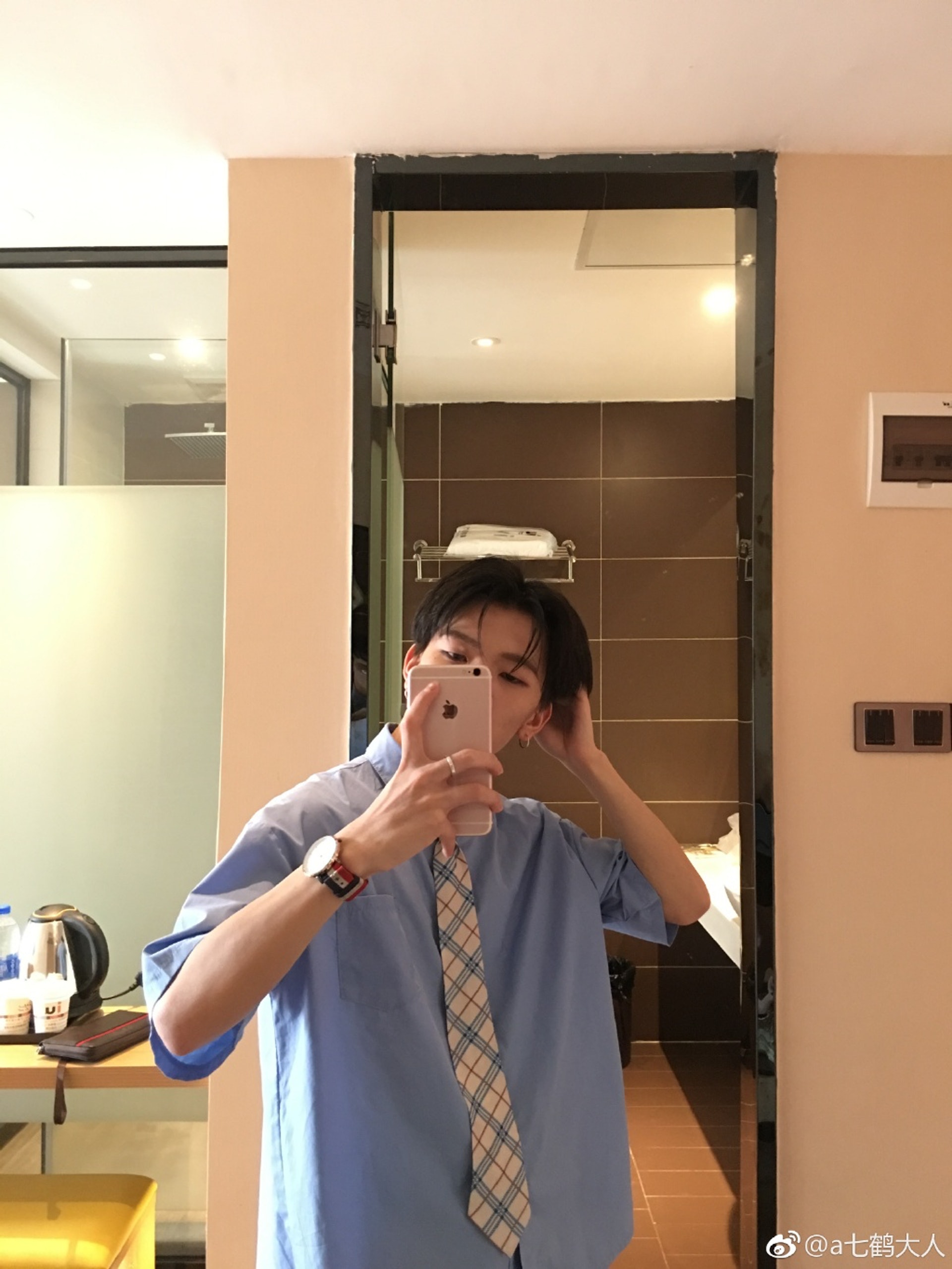 七鶴大人平時經常戴黑色口罩示人。(微博圖片:@a七鶴大人) 七鶴大人平時經常戴黑色口罩示人。(微博圖片:@a七鶴大人)