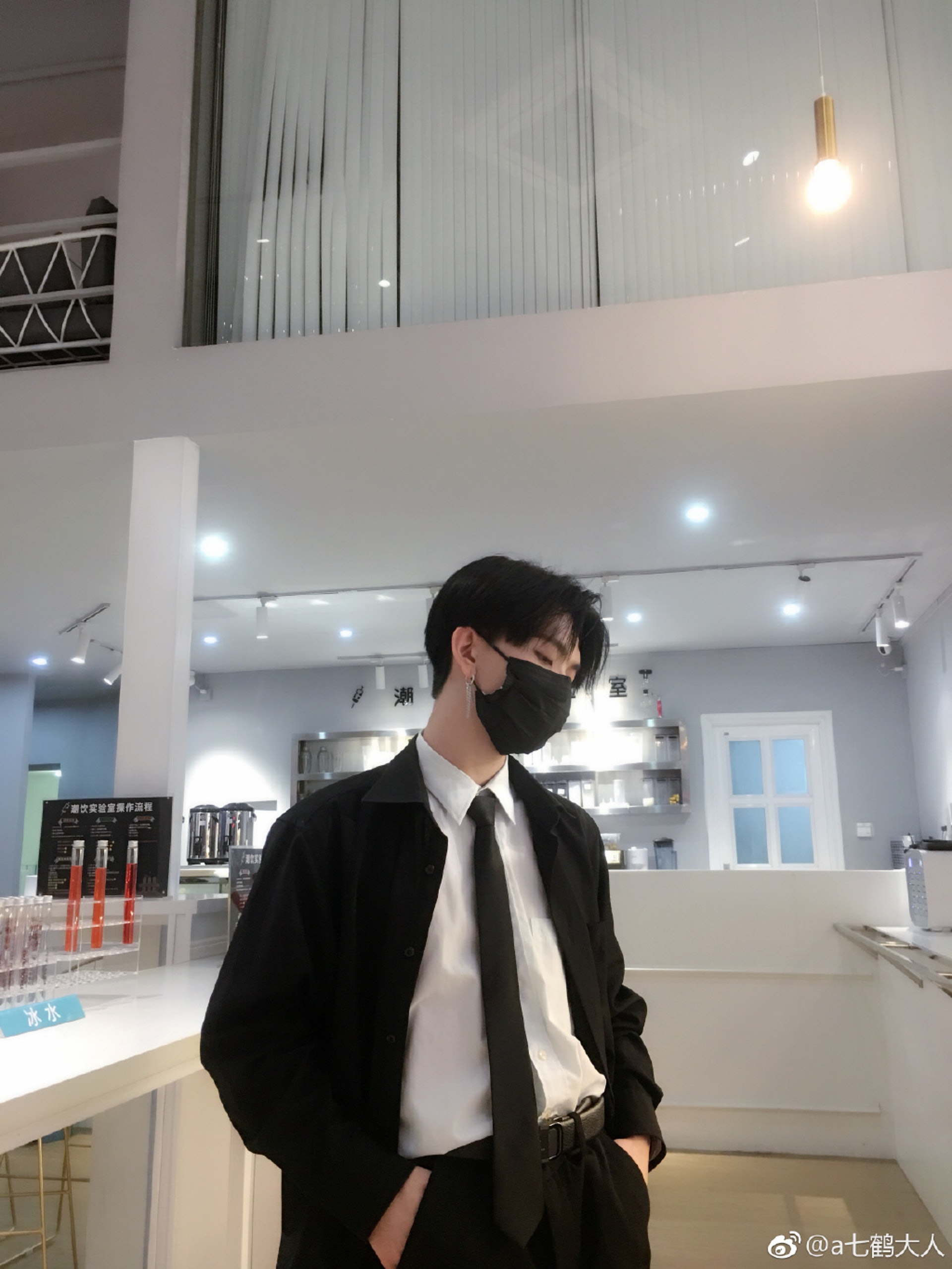 七鶴大人平時經常戴黑色口罩示人。(微博圖片:@a七鶴大人) 七鶴大人平時經常戴黑色口罩示人。(微博圖片:@a七鶴大人)