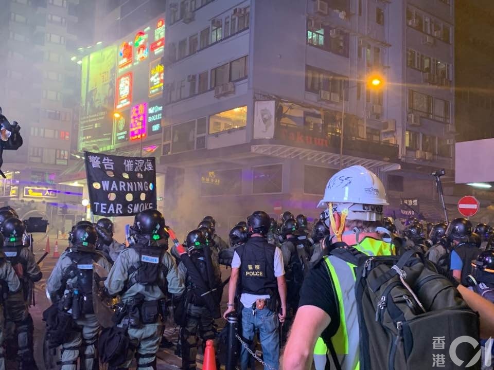《逃犯條例》修訂風波不斷,近日多區均有示威活動,警方已發射超過一千枚催淚彈驅趕示威者。(資料圖片) 《逃犯條例》修訂風波不斷,近日多區均有示威活動,警方已發射超過一千枚催淚彈驅趕示威者。(資料圖片)