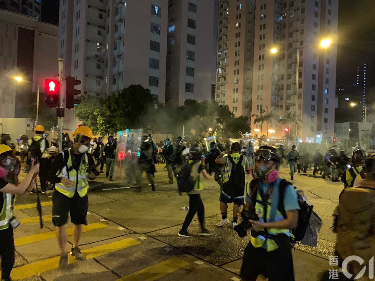 8月5日凌晨一時,防暴警於黃大仙發射多枚催淚彈驅散人群。(梁煥敏攝) 8月5日凌晨一時,防暴警於黃大仙發射多枚催淚彈驅散人群。(梁煥敏攝)