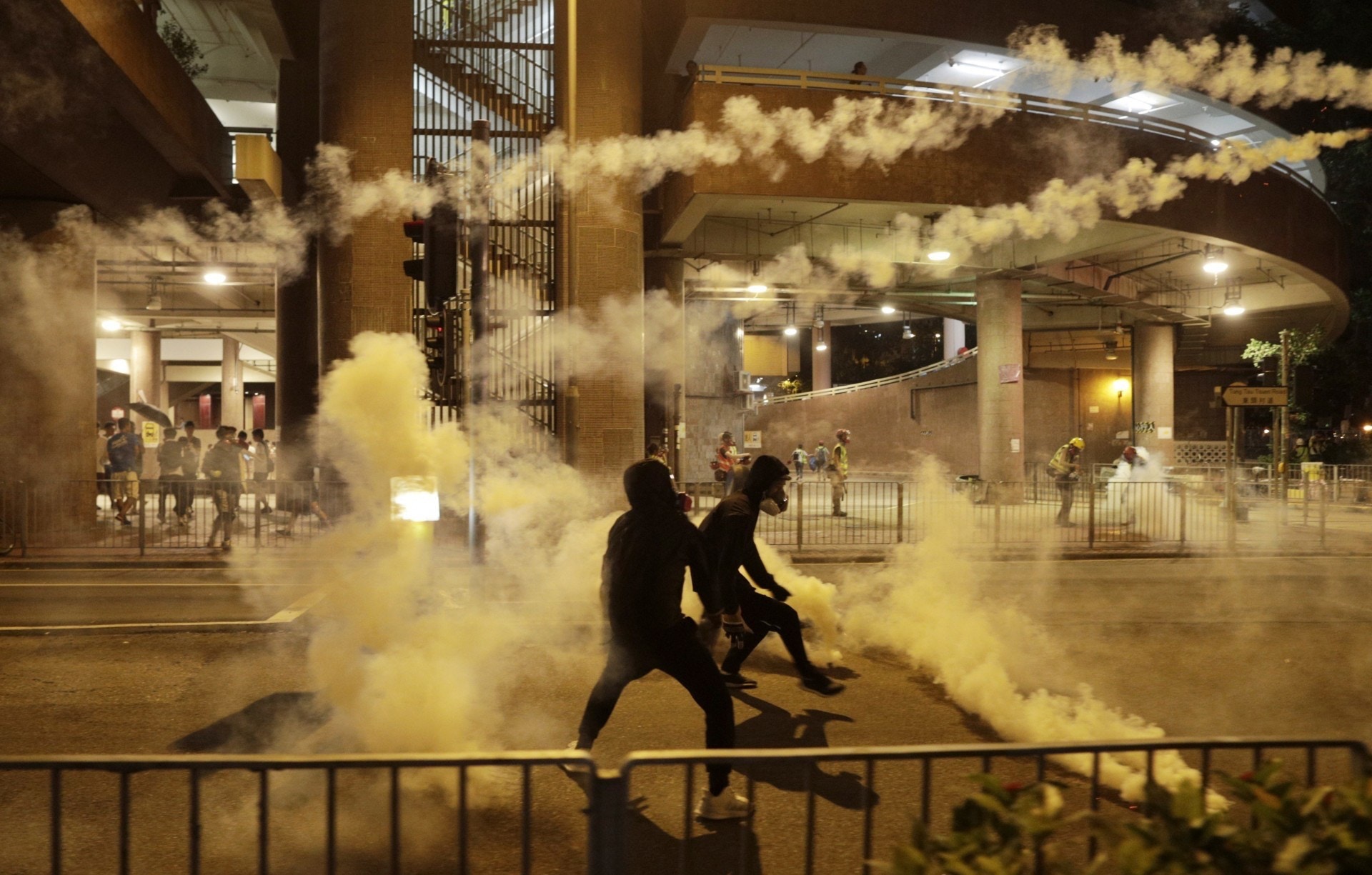 8月4日凌晨,防暴警在黃大仙發射催淚彈。(余俊亮攝) 8月4日凌晨,防暴警在黃大仙發射催淚彈。(余俊亮攝)