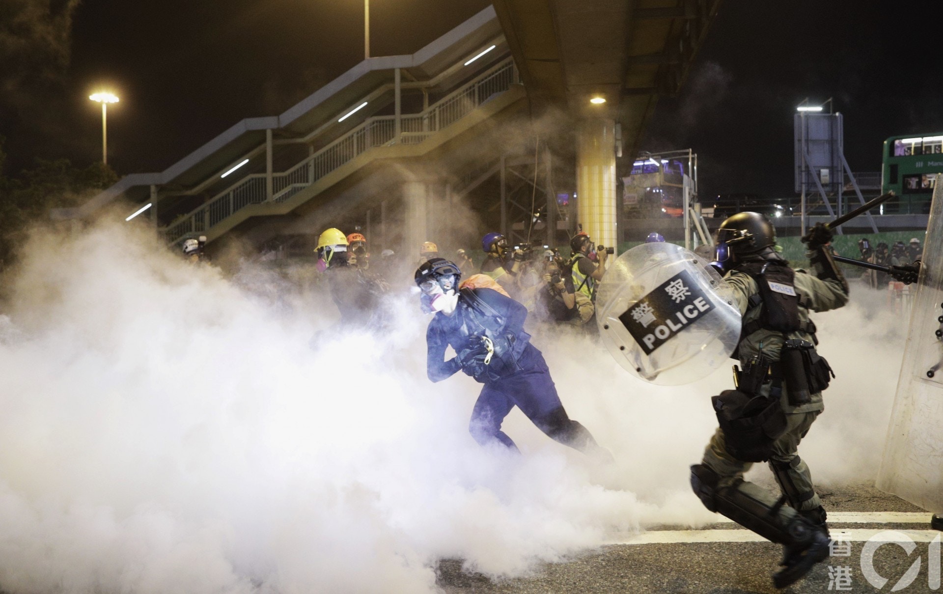 防暴警施放多枚催淚彈。(余俊亮攝) 防暴警施放多枚催淚彈。(余俊亮攝)