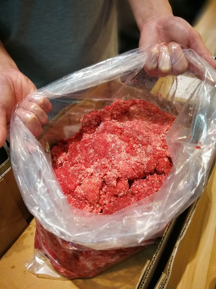 林先生會把肉碎用膠袋載好,方便義工領取,他指出:「就算免費都要有良心。」(受訪者提供) 林先生會把肉碎用膠袋載好,方便義工領取,他指出:「就算免費都要有良心。」(受訪者提供)