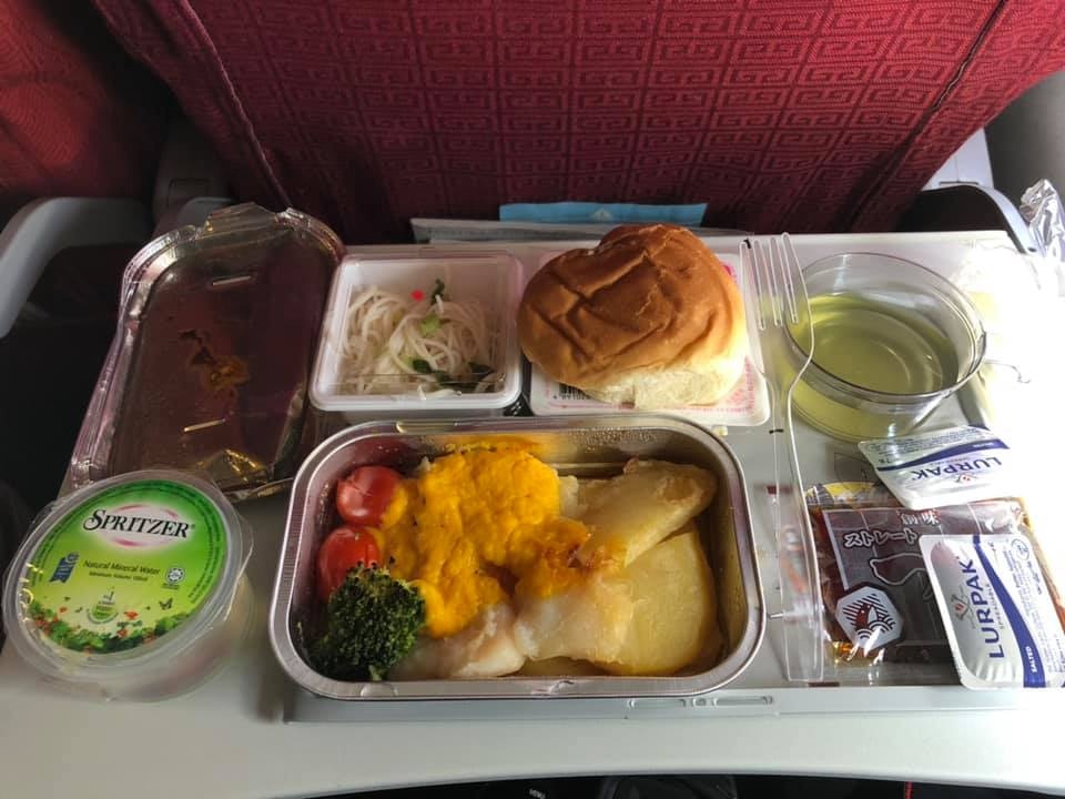 坐港航去日本飛機餐變零食拼盤網民:好有香港特色呀 坐港航去日本飛機餐變零食拼盤網民:好有香港特色呀