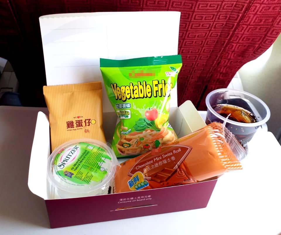 坐港航去日本飛機餐變零食拼盤網民:好有香港特色呀 坐港航去日本飛機餐變零食拼盤網民:好有香港特色呀