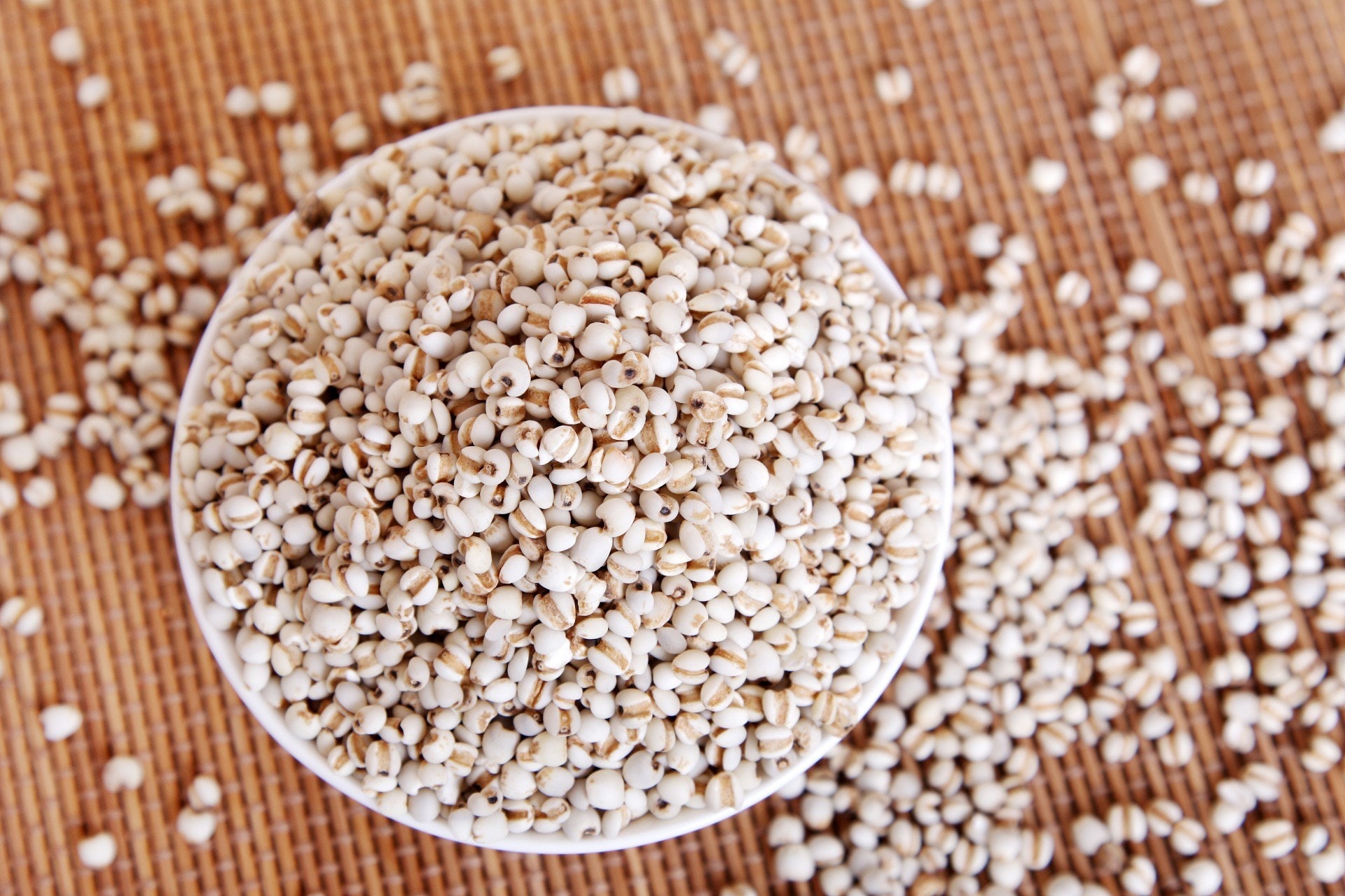 材料有薏米、茨實及赤小豆各15克，先將薏米炒到微黃。（VCG）