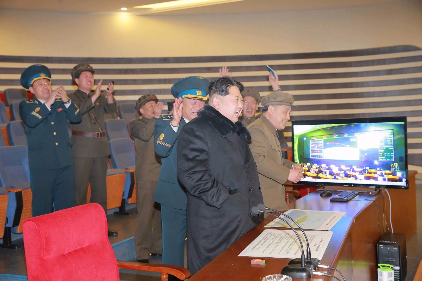 金正恩全程觀察發射過程，身邊官員在衛星成功發射後鼓掌。（路透社）