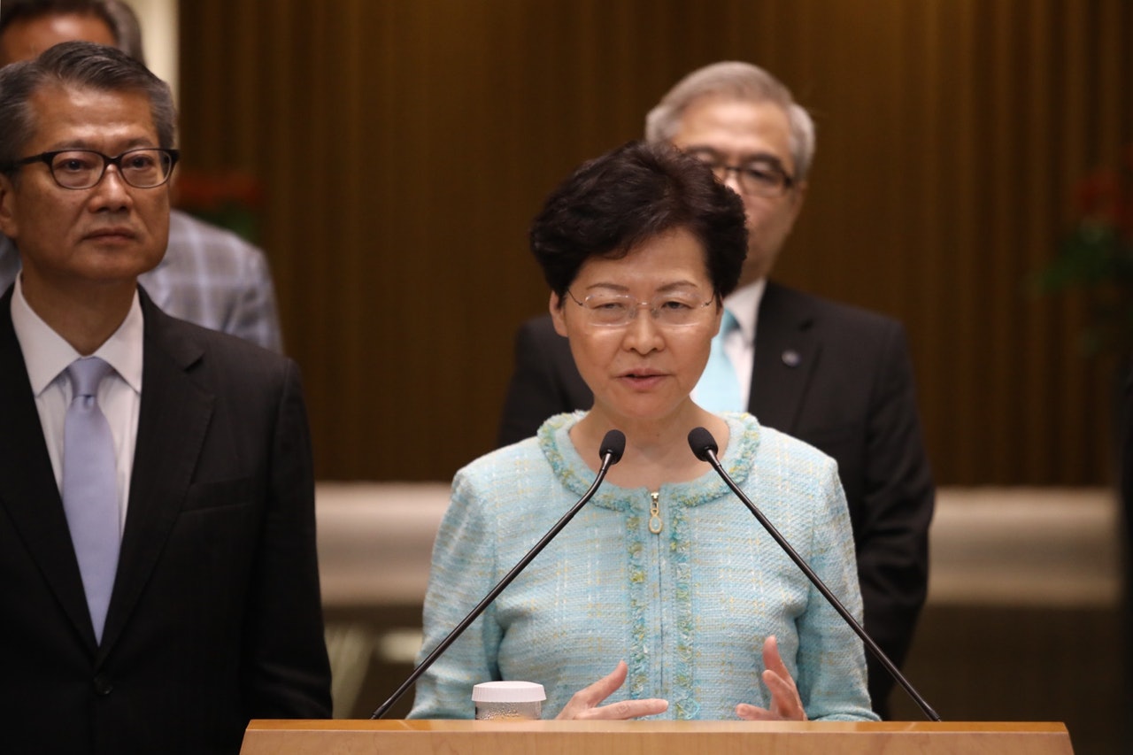 林鄭月娥(右)向藍韜文強調堅守法治是香港的核心價值。(資料圖片/盧翊銘攝) 林鄭月娥(右)向藍韜文強調堅守法治是香港的核心價值。(資料圖片/盧翊銘攝)