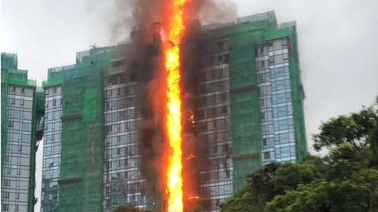 屯門掃管笏路地盤三級火18層大廈露台直燒上頂樓 屯門掃管笏路地盤三級火18層大廈露台直燒上頂樓