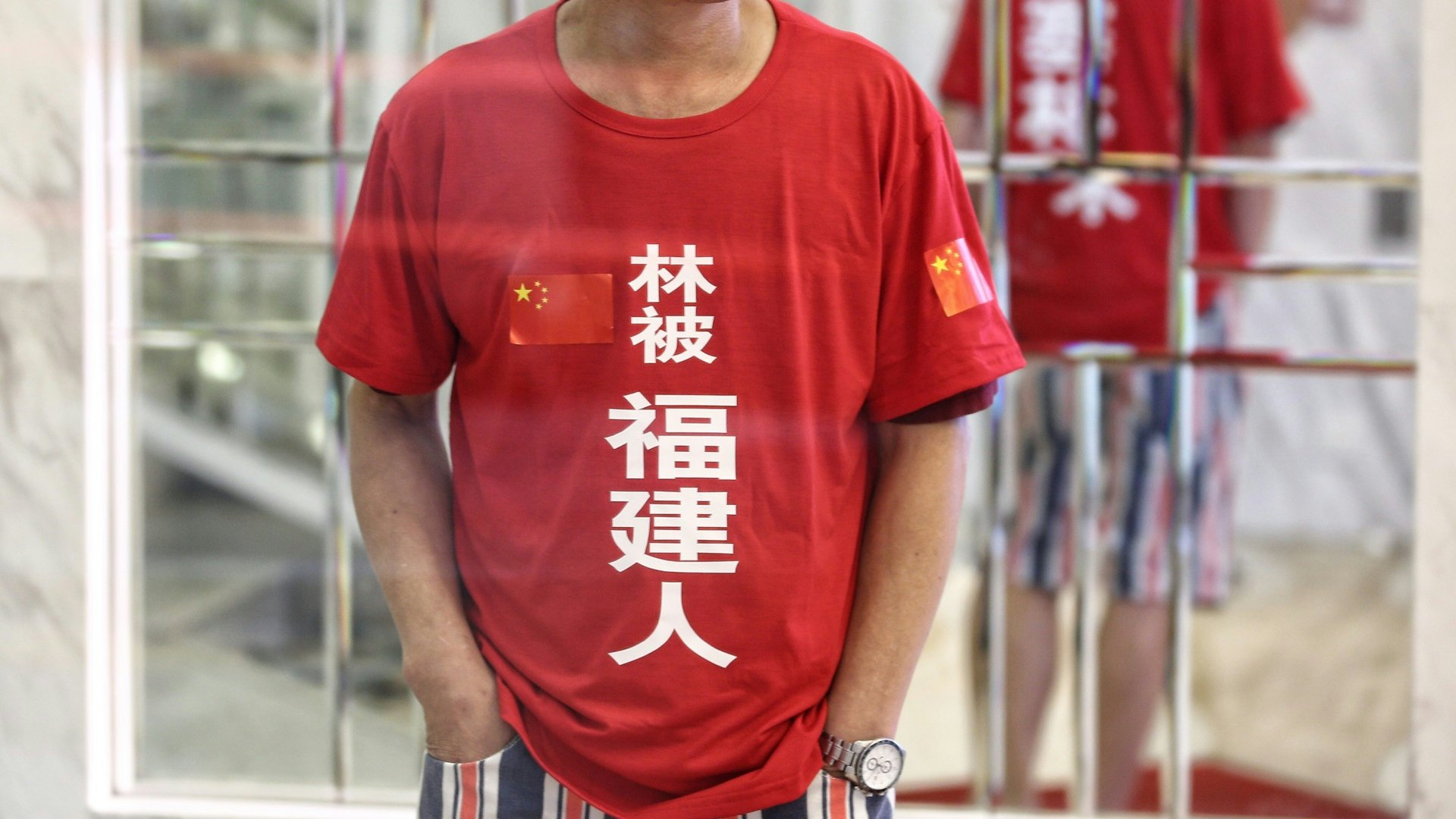 【港島東遊行】大批紅衣人現身北角 衣印「林被(我是)褔建人」 【港島東遊行】大批紅衣人現身北角 衣印「林被(我是)褔建人」