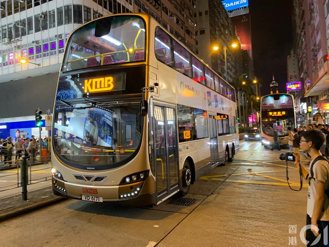 晚上約8時45分，彌敦道南行車線往尖東方向重開。（梁煥敏攝）