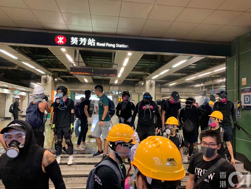 晚上約8時半起，示威者陸續轉場至葵涌一帶，圖為近9時的情況，可見不少示威者湧出葵芳站。（王潔恩攝）