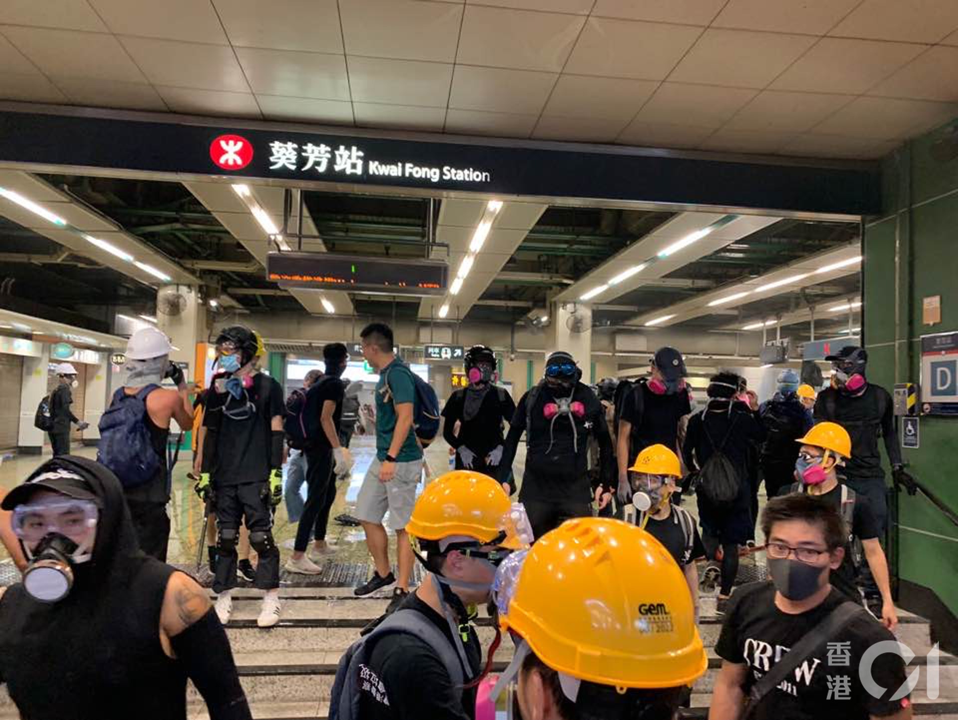 晚上約8時半起,示威者陸續轉場至葵涌一帶,圖為近9時的情況,可見不少示威者湧出葵芳站。(王潔恩攝)