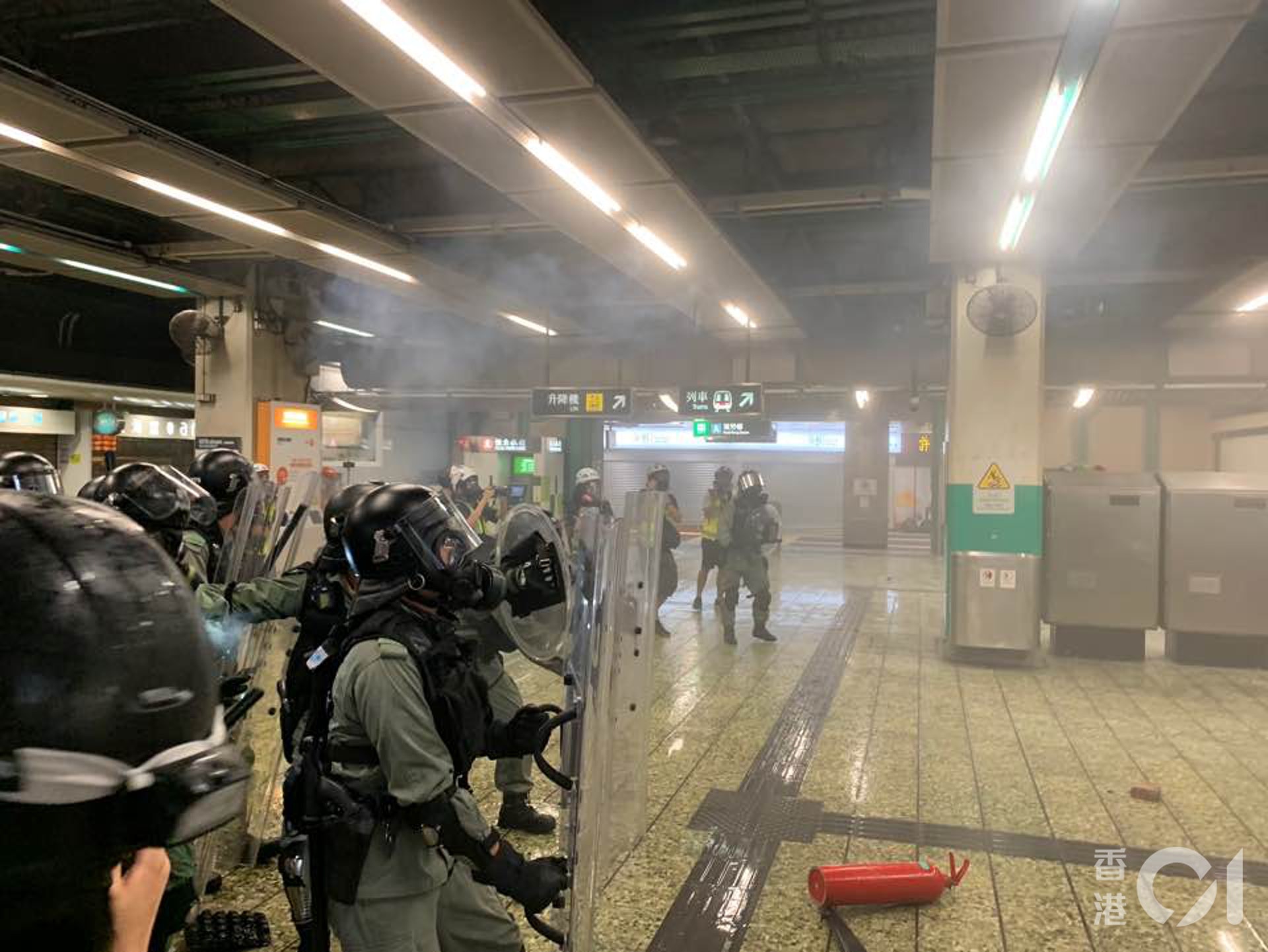 晚上約9時05分，警察向葵芳站內施放催淚彈，是警方首次刻意在港鐵站內如此做。（王潔恩攝）
