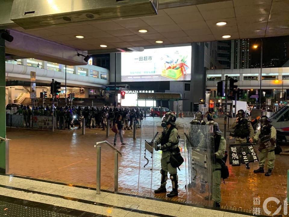 晚上約9時10分，警察向葵芳站內施放催淚彈後，暫時退出站外。（王潔恩攝）