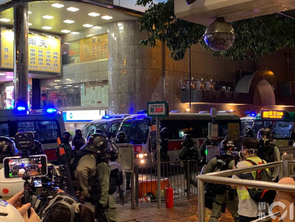 晚上約9時12分，葵芳站外的防暴警察上警車離開。（王潔恩攝）