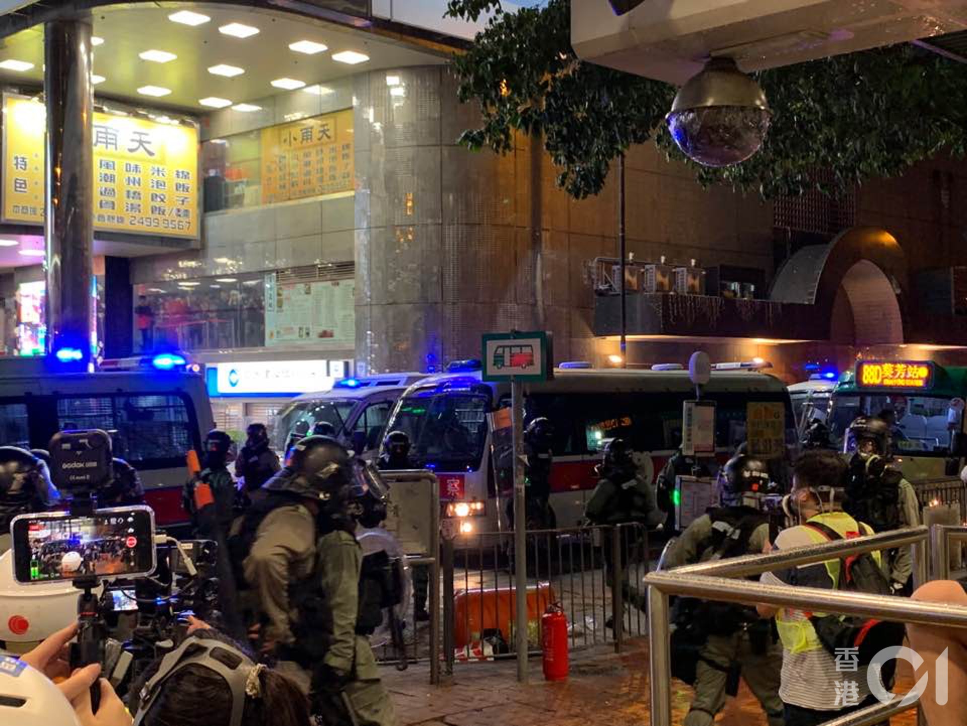 晚上約9時12分，葵芳站外的防暴警察上警車離開。（王潔恩攝）