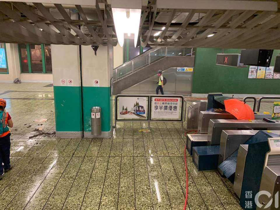 晚上約9時15分，葵芳站在催淚彈襲擊過後，閘內人煙稀少。（王潔恩攝）