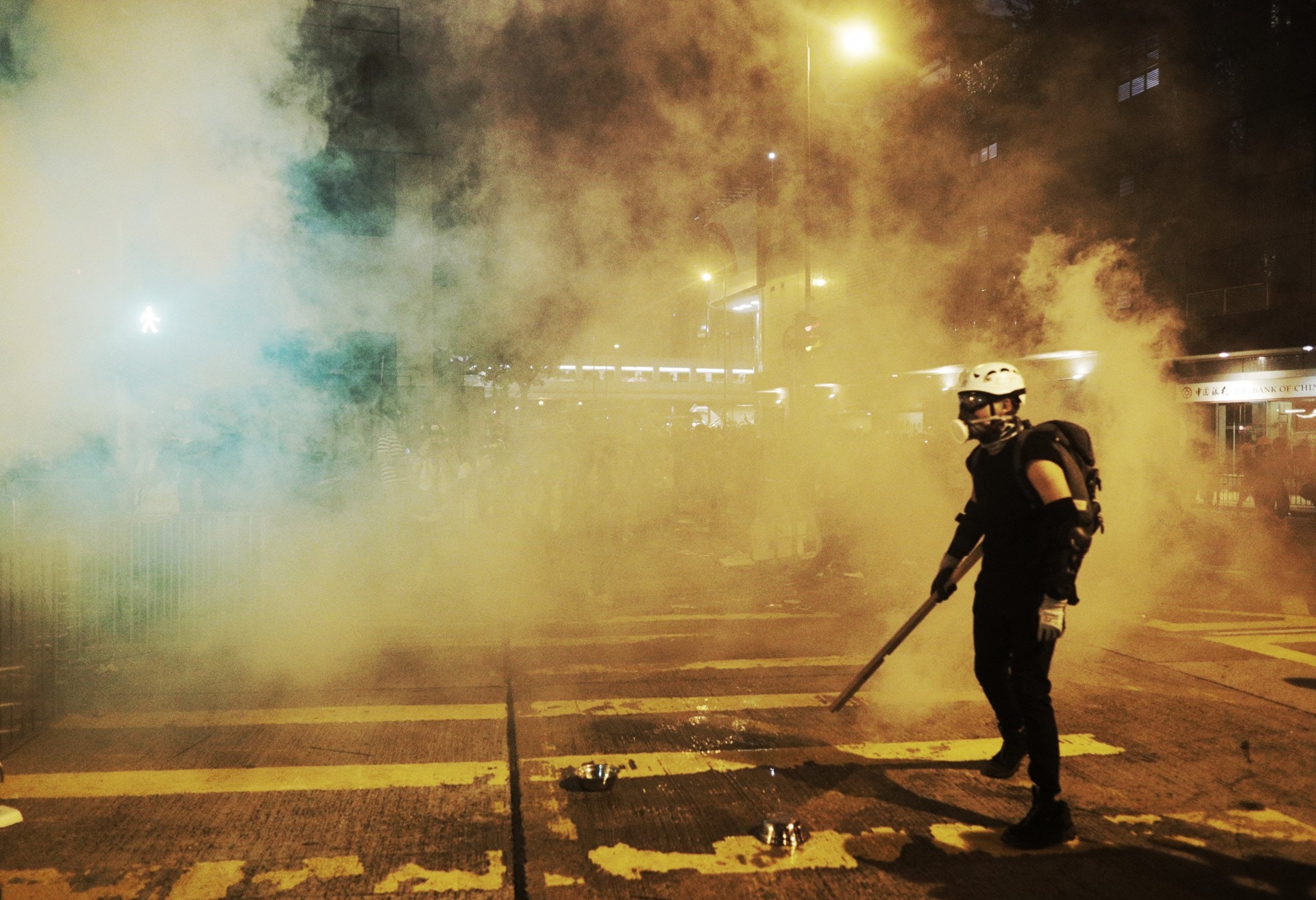 反修例及警隊執法爭議持續，有人發起周日（11日）於深水埗遊行，但遭警方反對，惟部分人未有理會，下午先在深水埗起步，但未有經原定路線行到深水埗運動場，而是行到荔枝角折返，回到深水埗警署附近與警方爆發衝突，隨後更演變成多區遊擊戰，尖沙咀、葵涌等地，都爆發嚴重衝突。以下將精選多張新聞圖片，回顧這漫長的一天。（余俊亮攝）