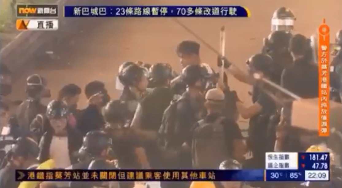 片段拍攝到有警員將竹枝放進該男子的背囊內。（NOW新聞截圖）