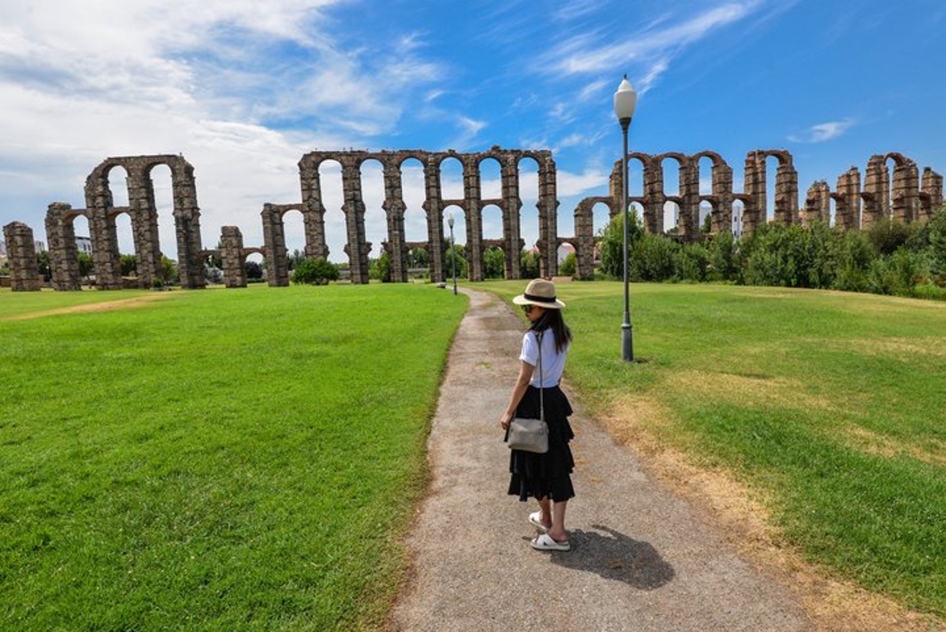 或者是西班牙另一座城市梅里達(Mérida)的米拉格羅斯水道橋(Acueducto de los Milagros),這裏則是規劃成一座公園。(ajtravelgrid攝)