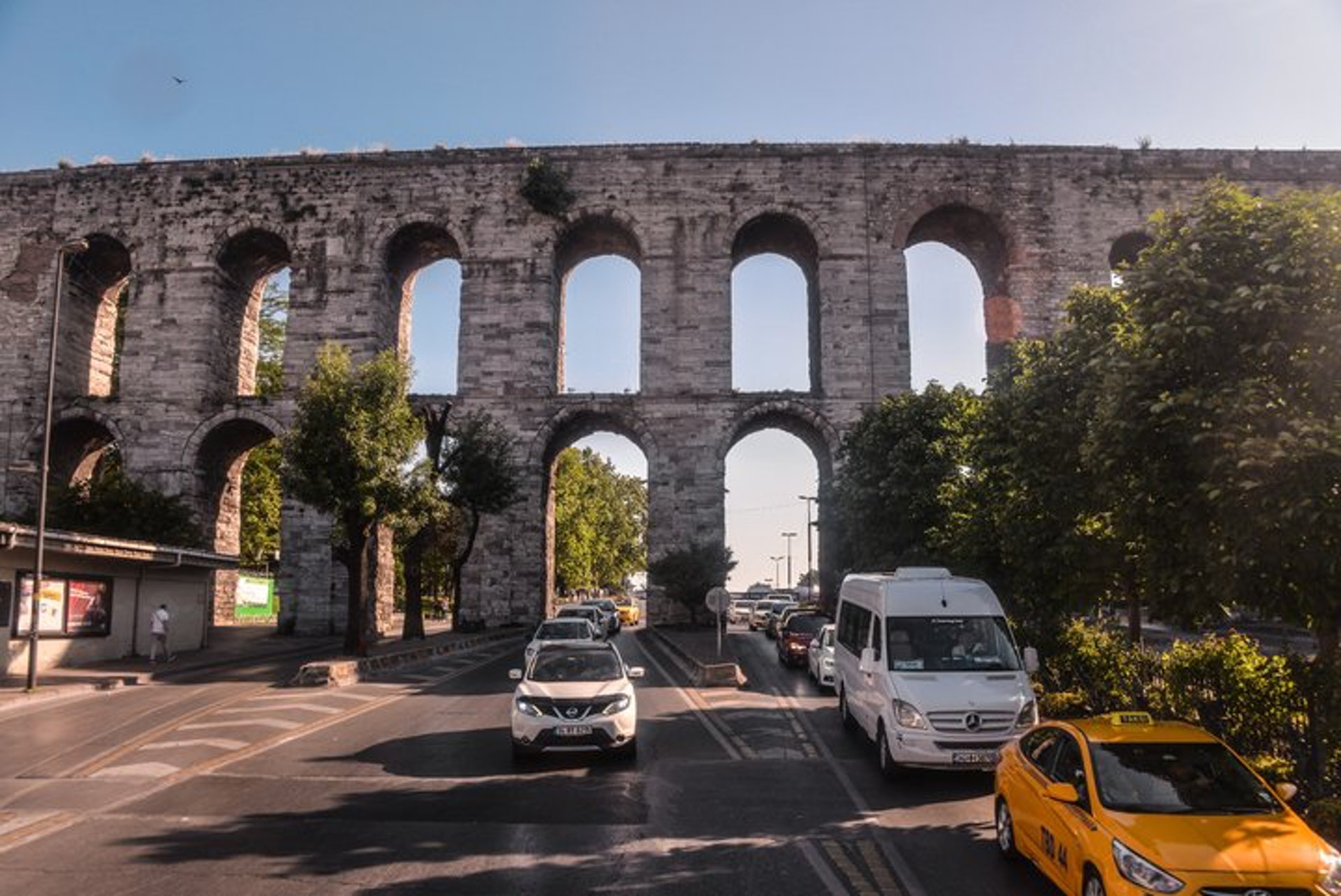 連遠在土耳其伊斯坦堡(Istanbul)的瓦倫斯水道橋(Valens Aqueduct)都是羅馬時代建造所留下,經過了1600年後,羅馬人大概也沒想到柏油馬路就直接穿越瓦倫斯水道橋下方吧。(ajtravelgrid攝)