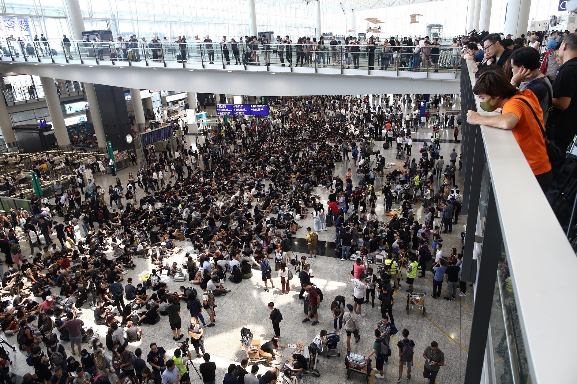 香港國際機場近日多次進行大型活動,人多超過網絡負荷的情況,大家使用手機通話及上網有機會出現問題。(資料圖片) 香港國際機場近日多次進行大型活動,人多超過網絡負荷的情況,大家使用手機通話及上網有機會出現問題。(資料圖片)