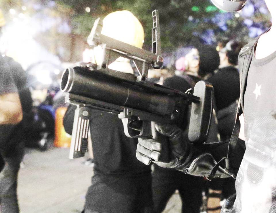 【811衝突】示威者出動氣槍　專家籲收手：「攻擊」不成反變目標