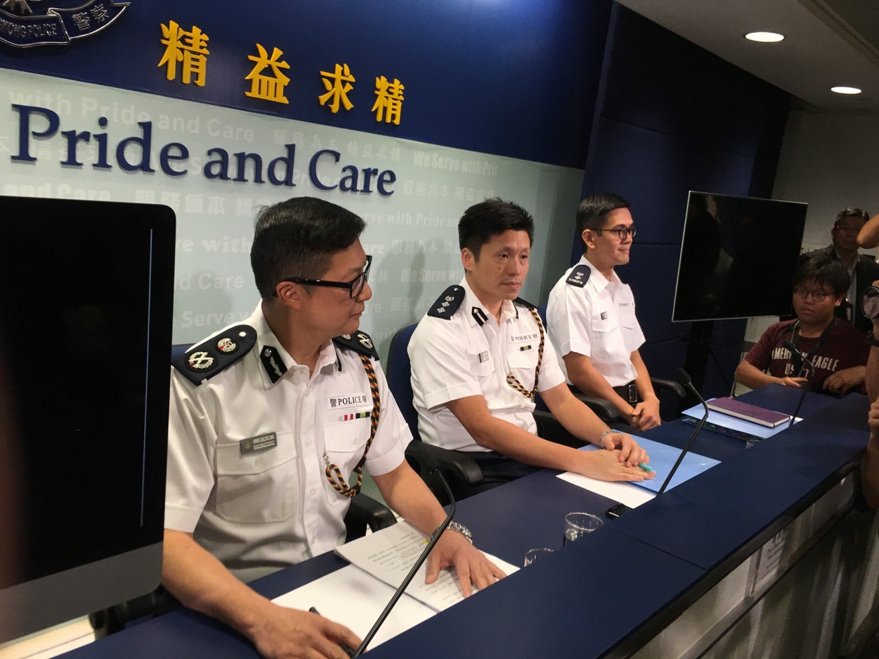 警察公共關係科總警司謝振中(中)強調,警方沒有派員喬裝記者。 (鄧詠中攝) 警察公共關係科總警司謝振中(中)強調,警方沒有派員喬裝記者。 (鄧詠中攝)