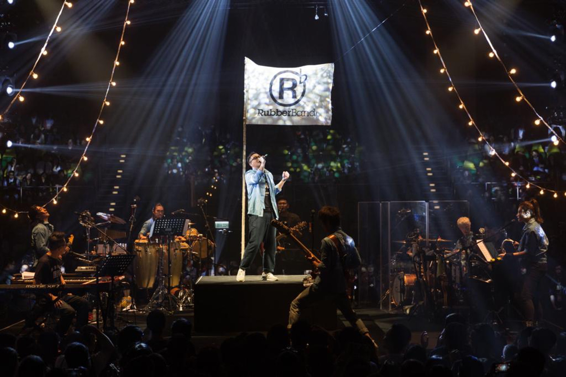 Rubberband假麥花臣場館舉行3場《呢度演唱會》。(符祥定攝) Rubberband假麥花臣場館舉行3場《呢度演唱會》。(符祥定攝)