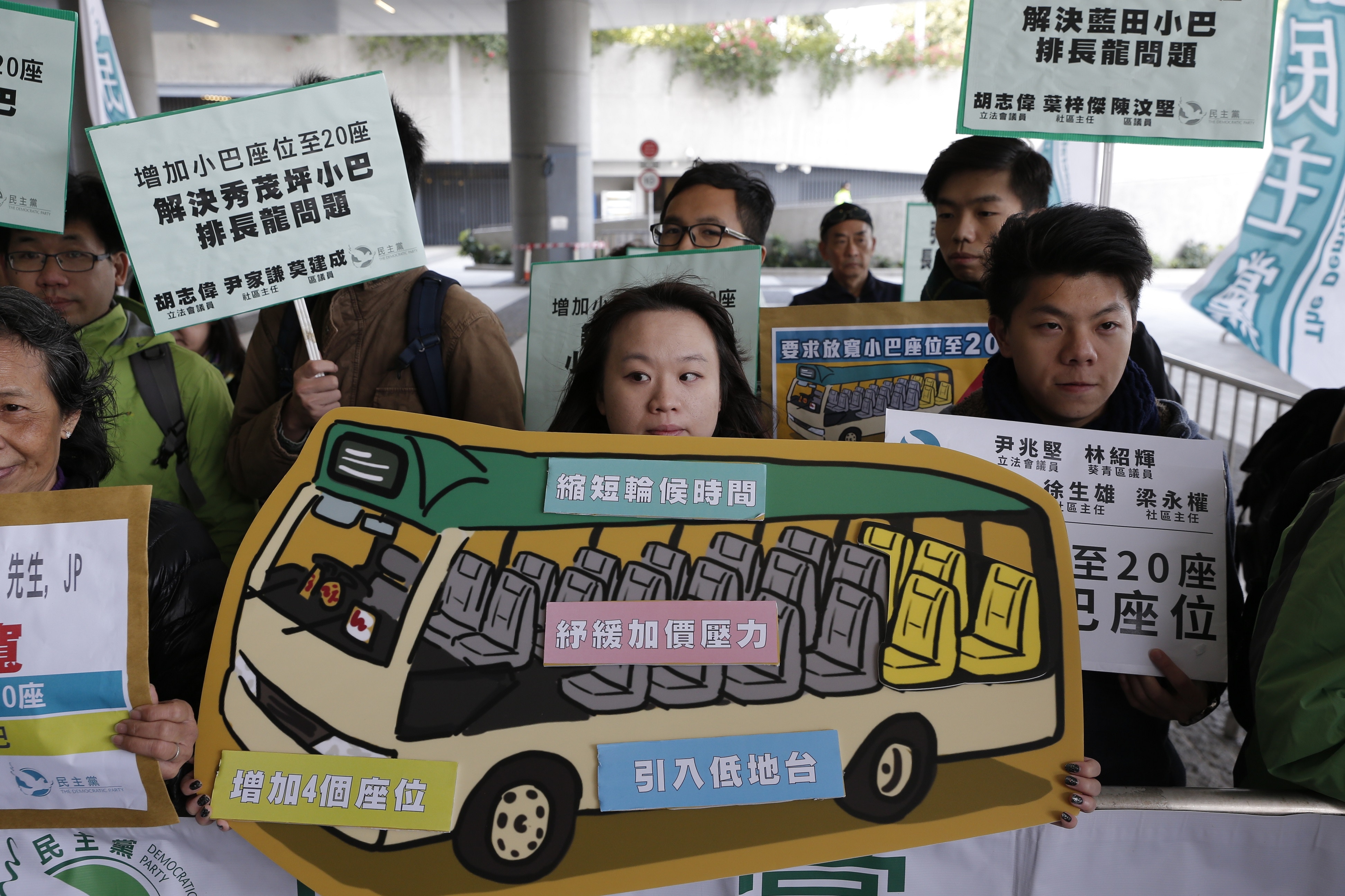 小巴座位爭議立法會通過小巴座位加至個無約束力議案 香港01 社會新聞