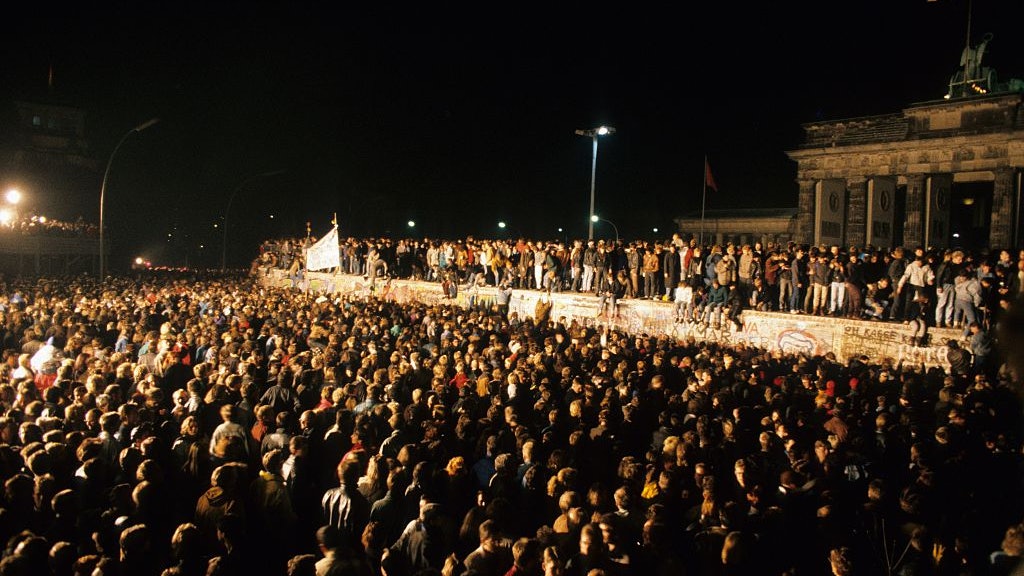 柏林圍牆倒下之時,作者身處柏林現場。(Getty Images) 柏林圍牆倒下之時,作者身處柏林現場。(Getty Images)
