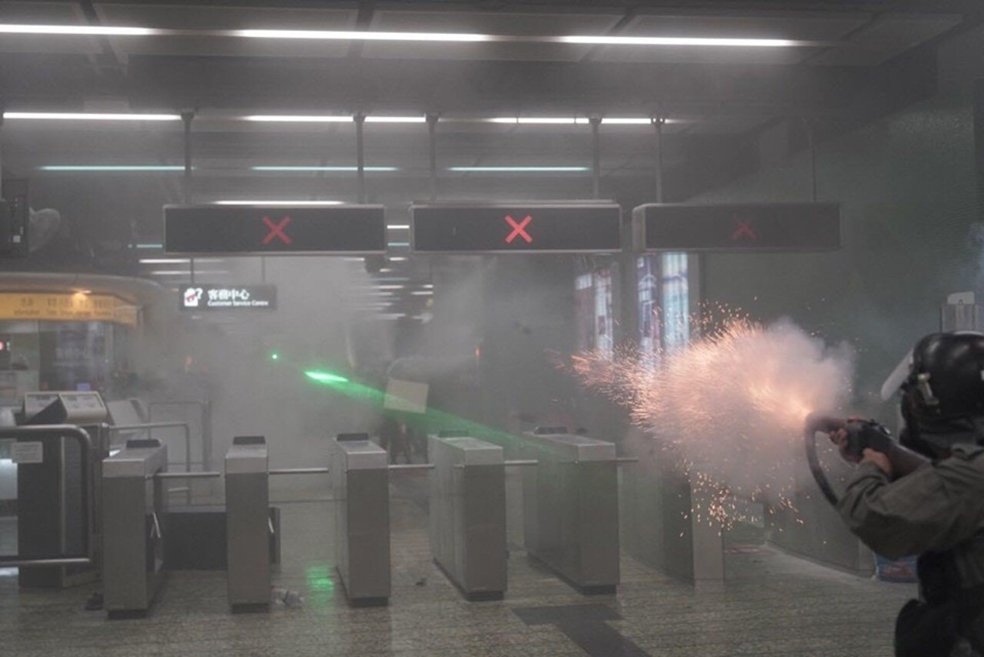 8月11日晚上，警方在葵芳港鐵站使用催淚彈。（版權歸 Felix Lam @HK.Imaginaire 所有；Instagram：Felix.image）