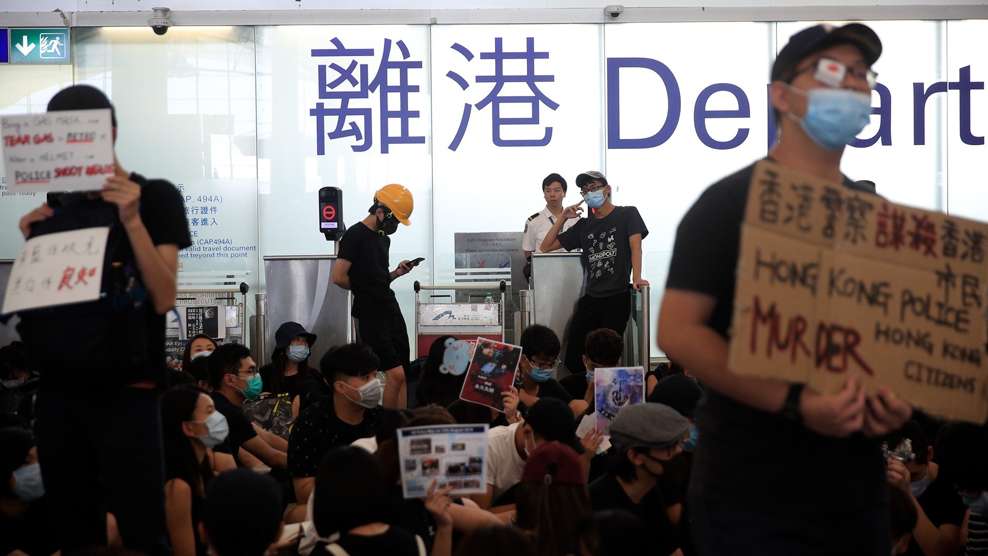 【機場集會．圖輯】機管局暫停航班登記　受阻旅客與示威者起爭執
