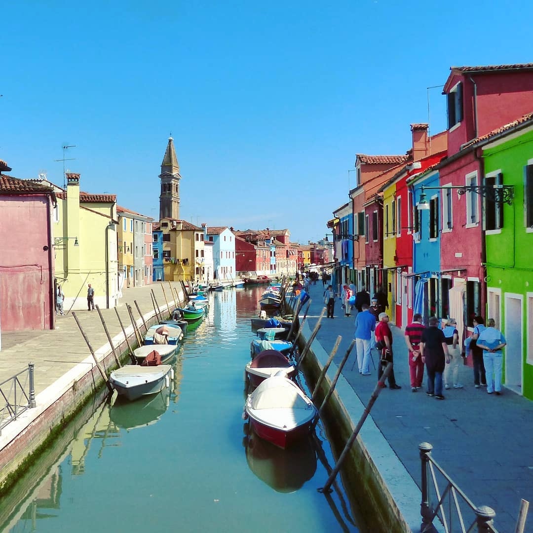 意大利威尼斯6月發生郵輪失控撞上港邊觀光船事件後,運輸部長7日宣布,將改變遊船路線遠離市中心,「避免更多大型郵輪入侵帶來的反感和風險」。每年約有2,500萬遊客的威尼斯,也將於明年開始對前往當地一日遊的觀光客收取11美元(約合台幣360元)「入城費」,至於在當地過夜的遊客,這筆費用已包含在飯店房費裡。(IG@delishdirection)