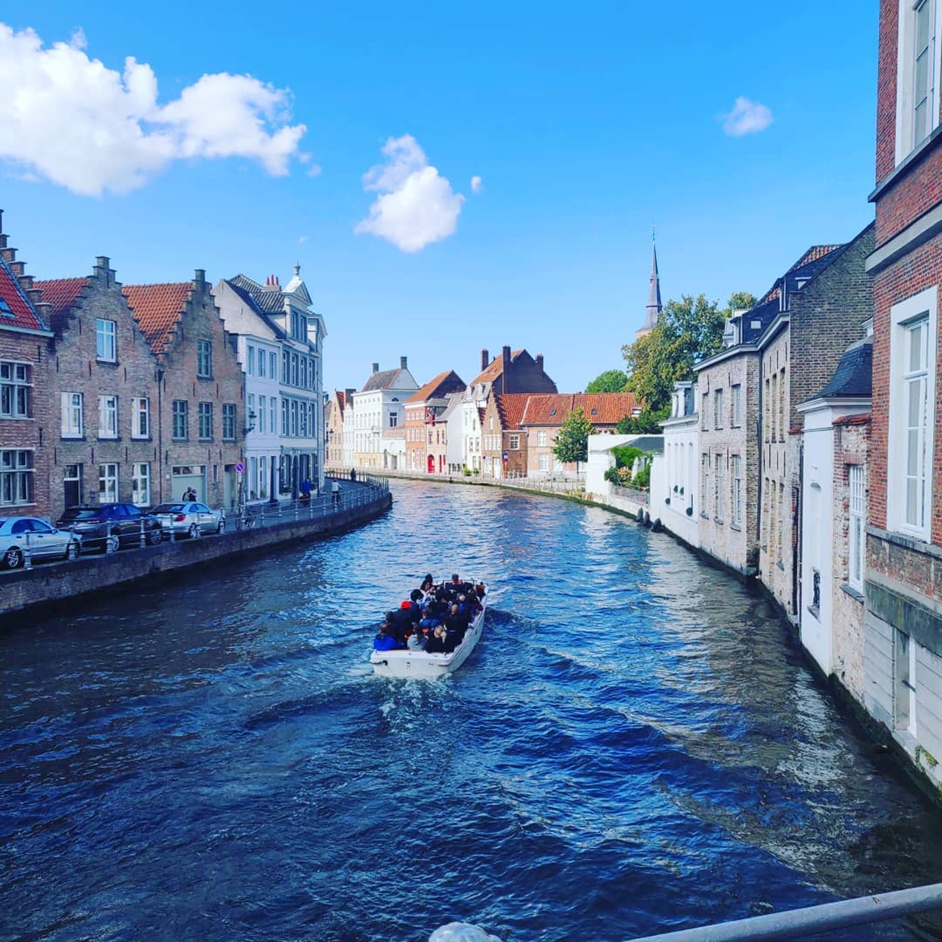 遊客達每年800萬人次的比利時西北部布魯日市,計畫減少觀光船停泊許可數量。(IG@bites_burp_travel)